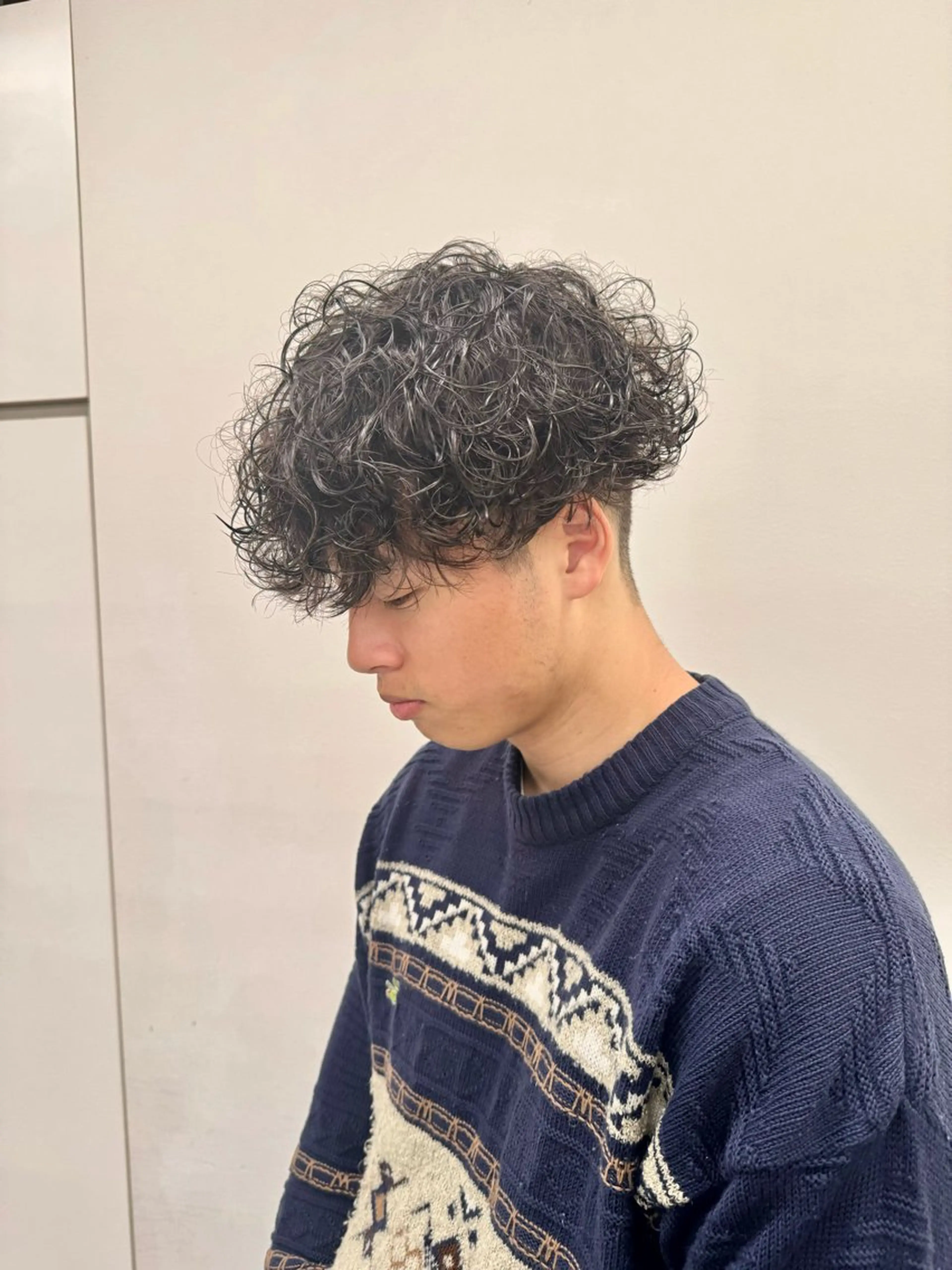 ミディアム パーマ ヘアアレンジ メンズ ミディアムパーマ メンズパーマ プードルパーマ プードルパーマ 顔まわりカット の達人のヘアスタイル