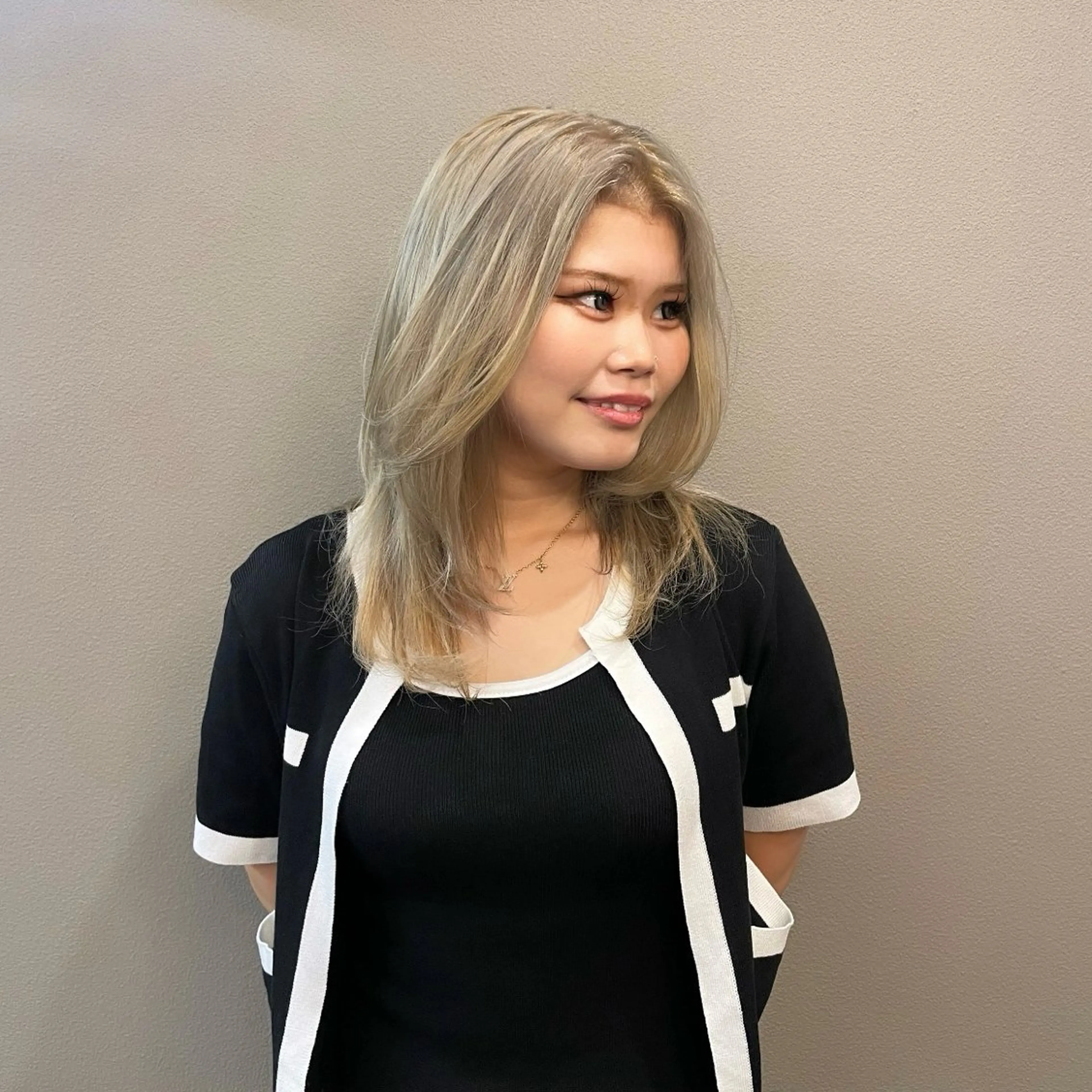 セミロング カラー ベージュカラー ブリーチ 透明感カラー ハイトーンカラー ミルクティーベージュ ヘアカラー ...alley所属・❄️透明感カラー / ハイトーン❄️WAOのヘアスタイル