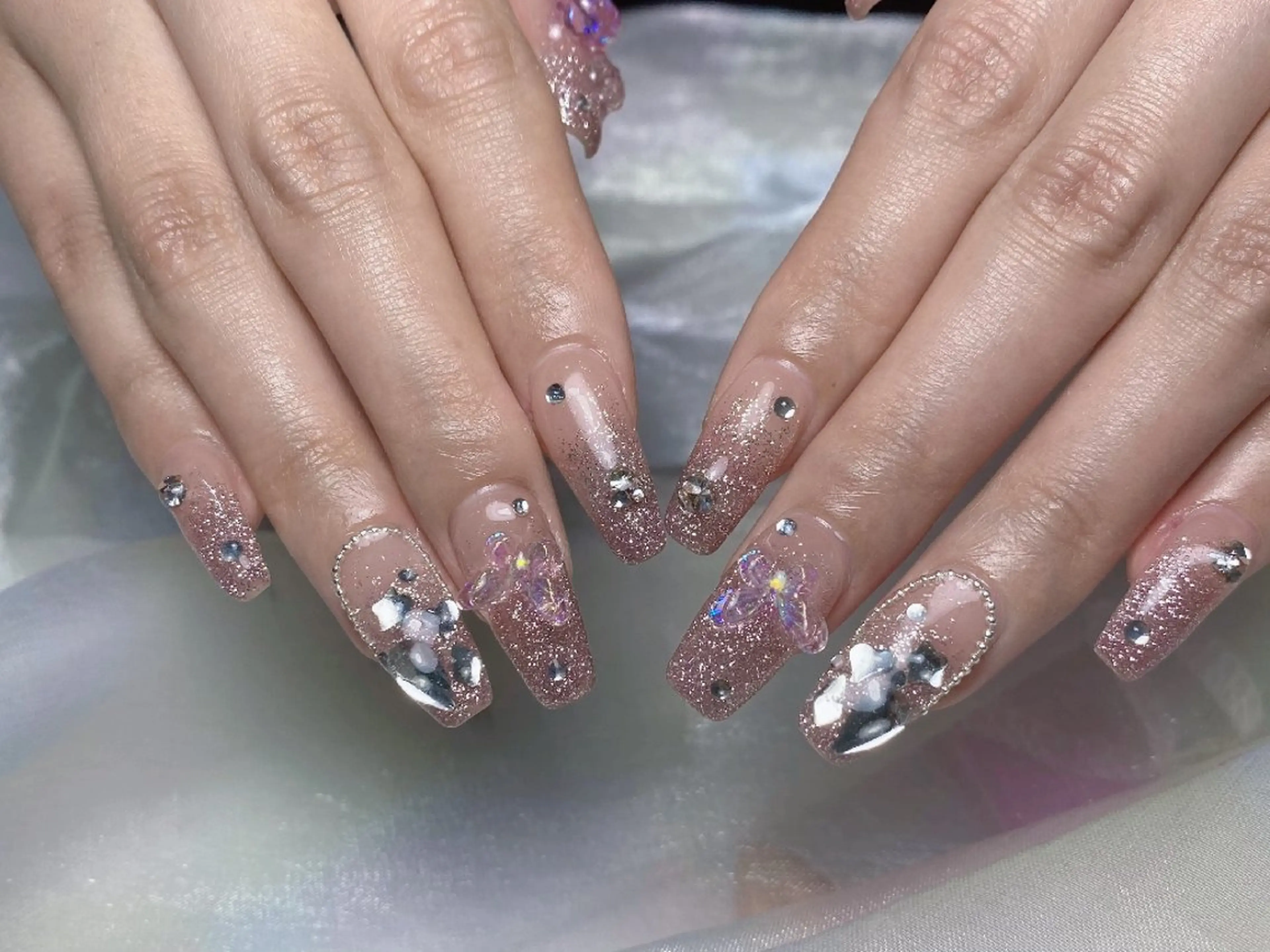 ネイル チークネイル フレンチネイル ジェルネイル ガーリー キラキラネイル ハンドネイル UM Nail Salonのネイルデザイン