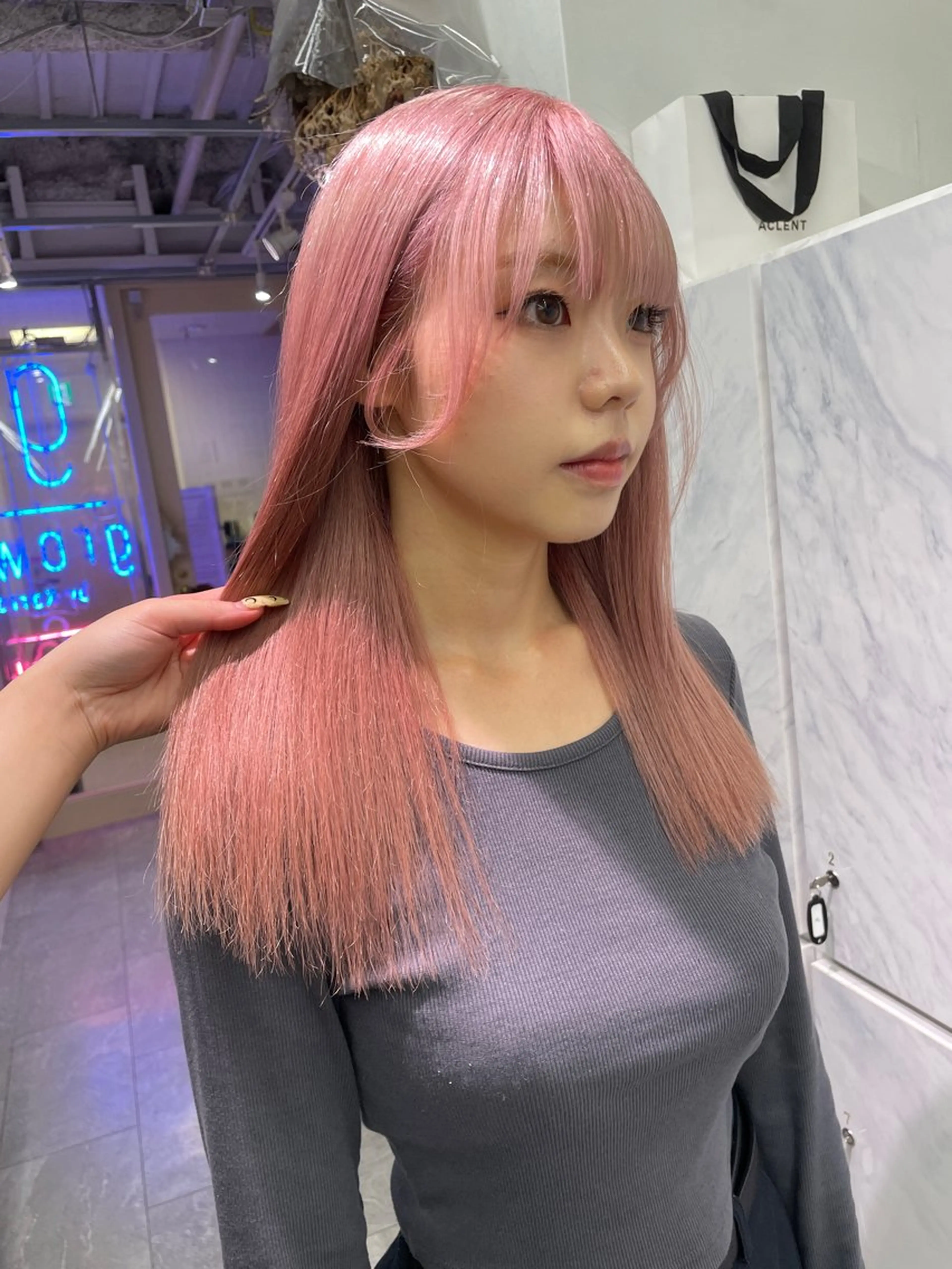 セミロング カラー カット ヘアカラー トリートメント 🪸ハイトーンカラー エクステmisakiのヘアスタイル