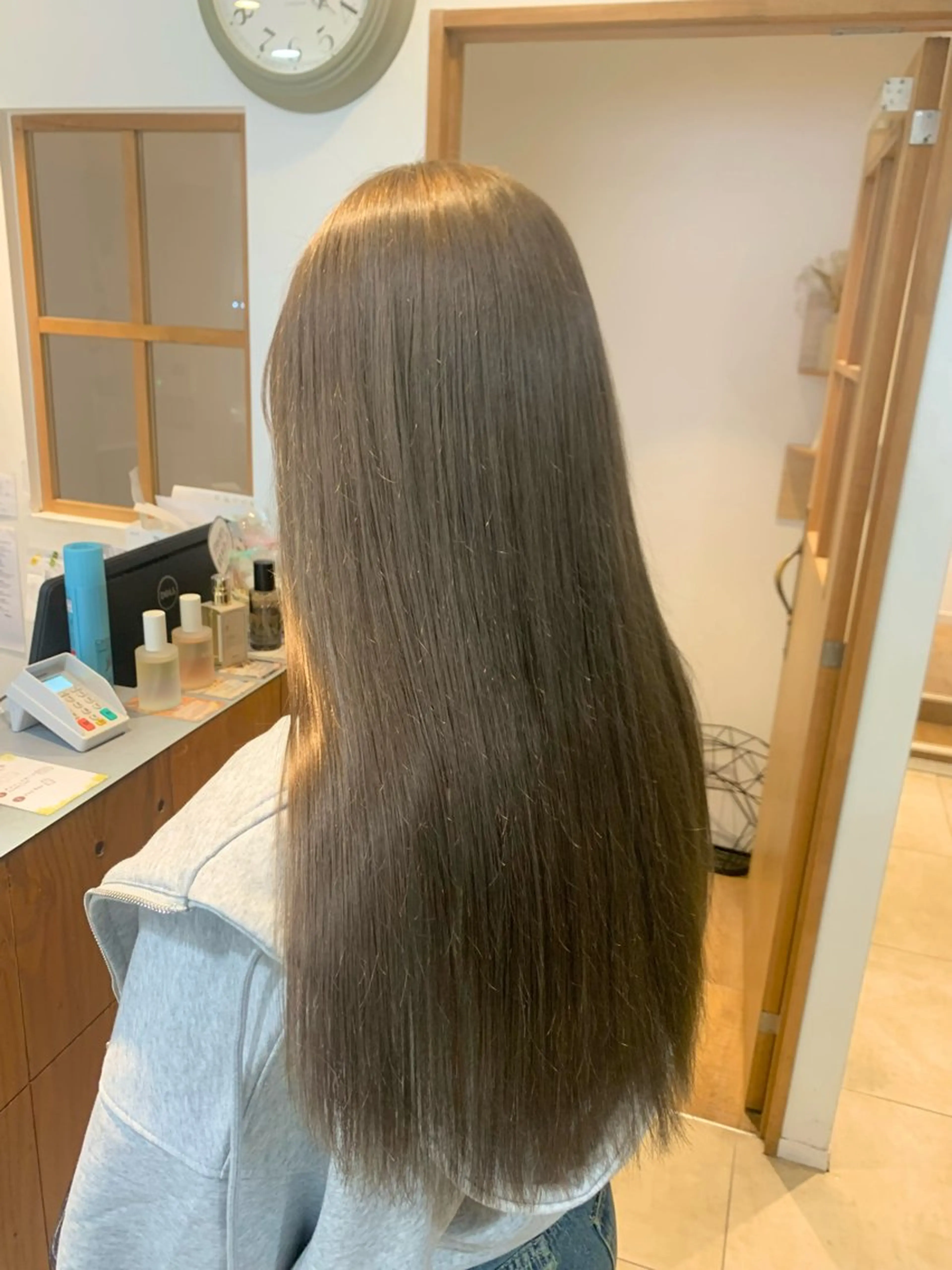 ロング カラー ベージュカラー ブリーチ 透明感カラー オリーブベージュ ヘアカラー 庄司 沙羅のヘアスタイル