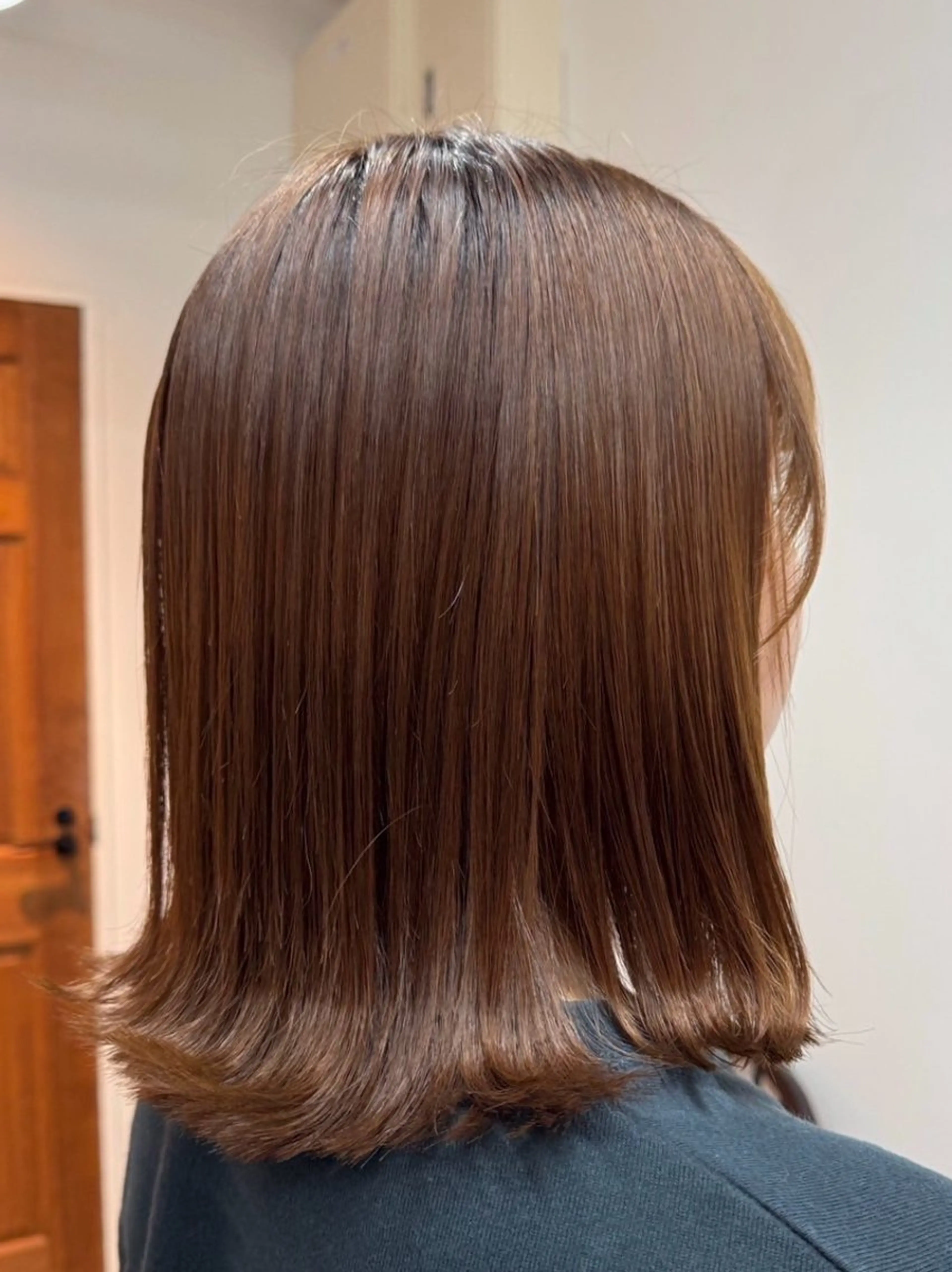 ミディアム ボブ 外ハネヘア 酸性ストレート 安岡美咲✂︎ 艶カラー/髪質改善のヘアスタイル