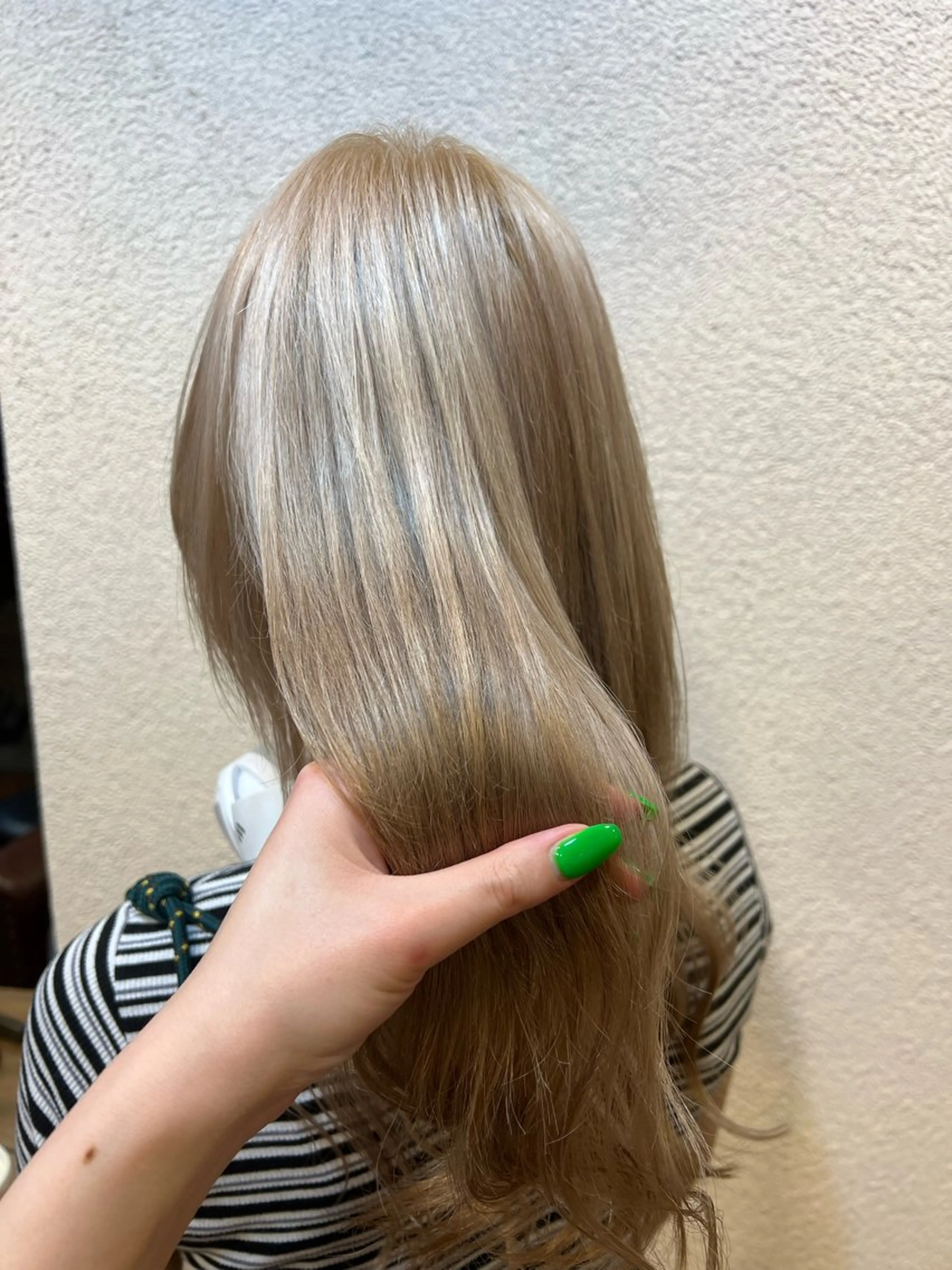 ロング Lin'ne所属・竹内梓／パーマ ／ハイトーンのヘアスタイル