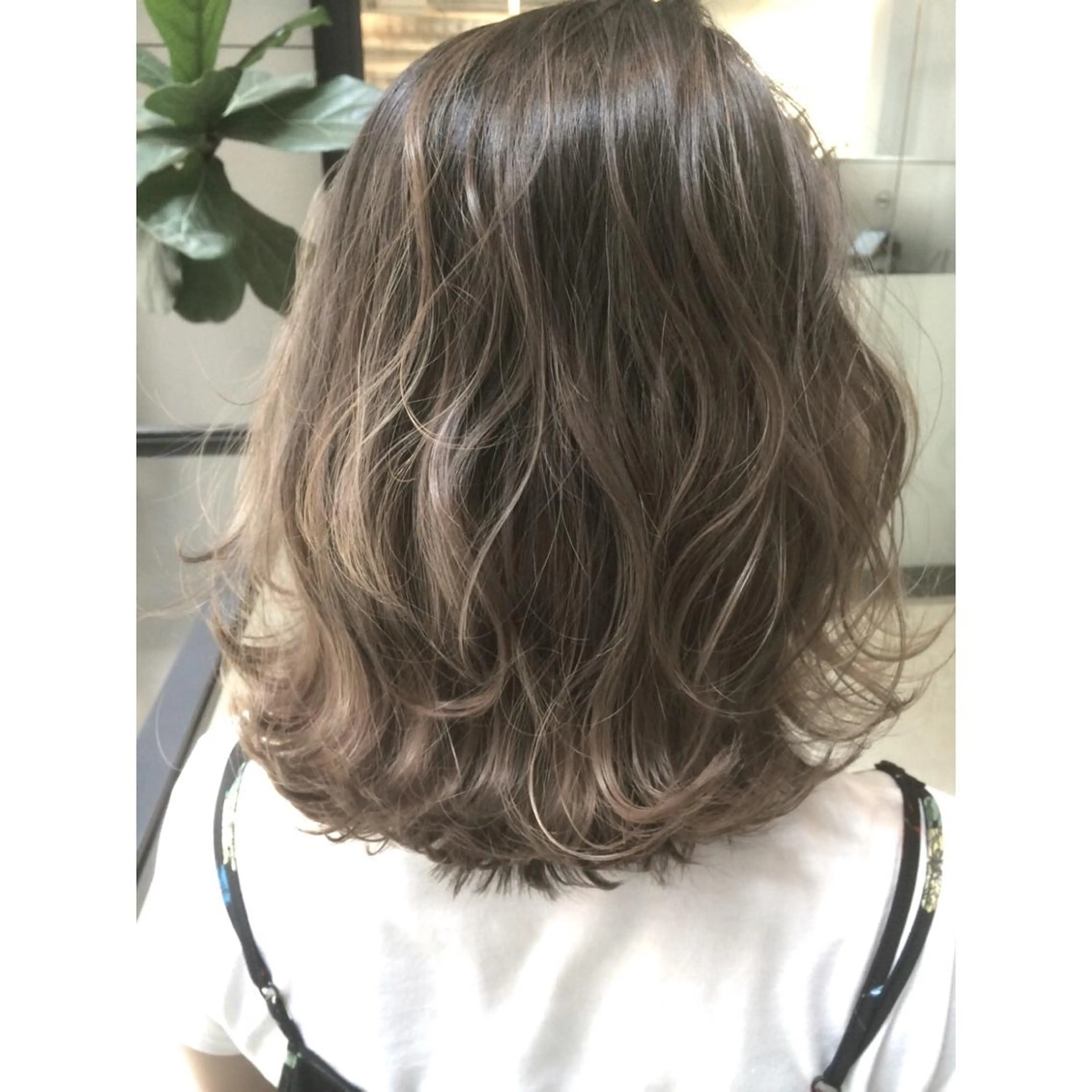 ミディアム カラー バレイヤージュ ベージュカラー レイヤーカット カット ヘアカラー トリートメント 井上 一平のヘアスタイル
