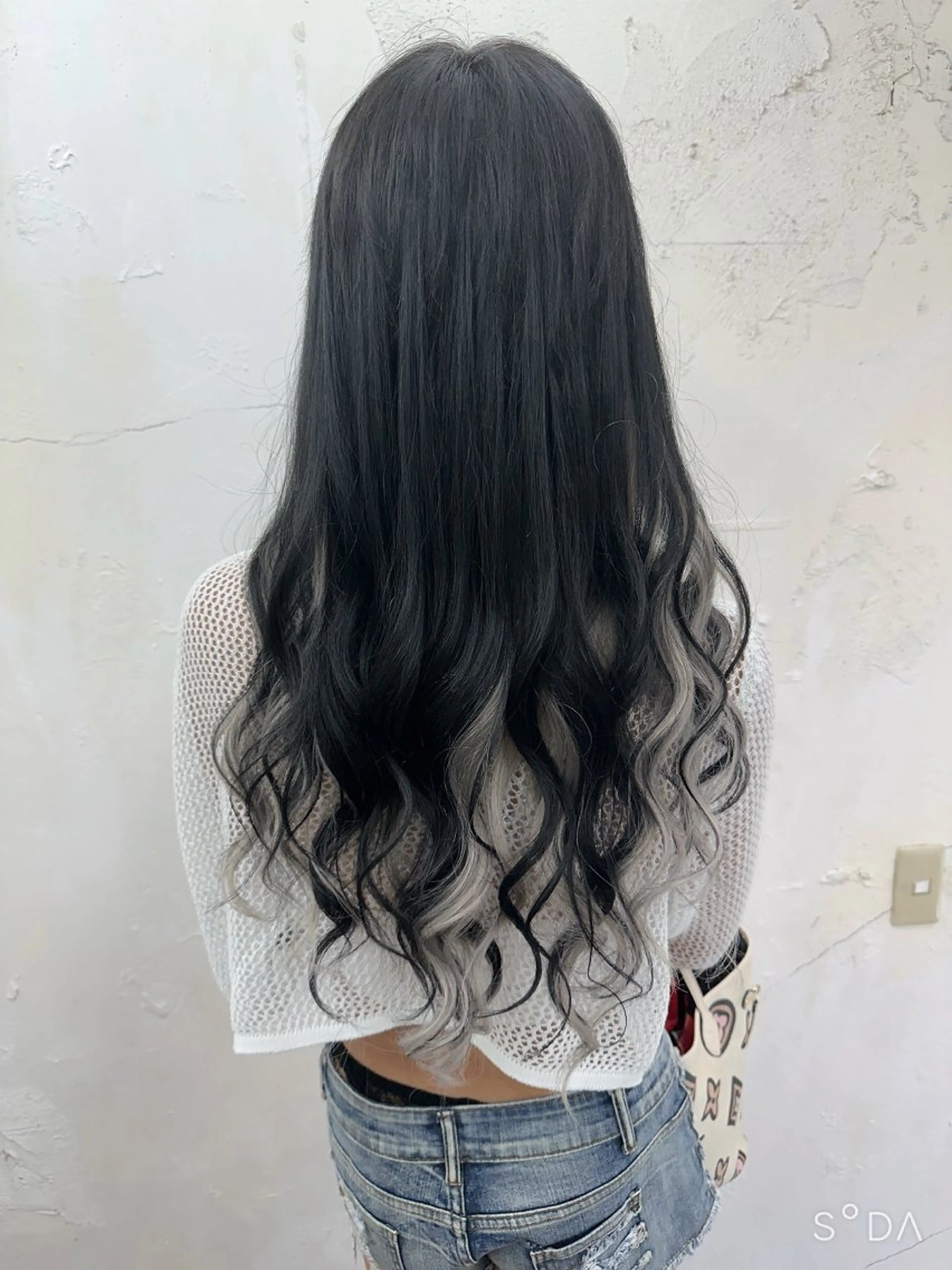 ロング 奥本 侑 ハイトーン、髪質改善のヘアスタイル