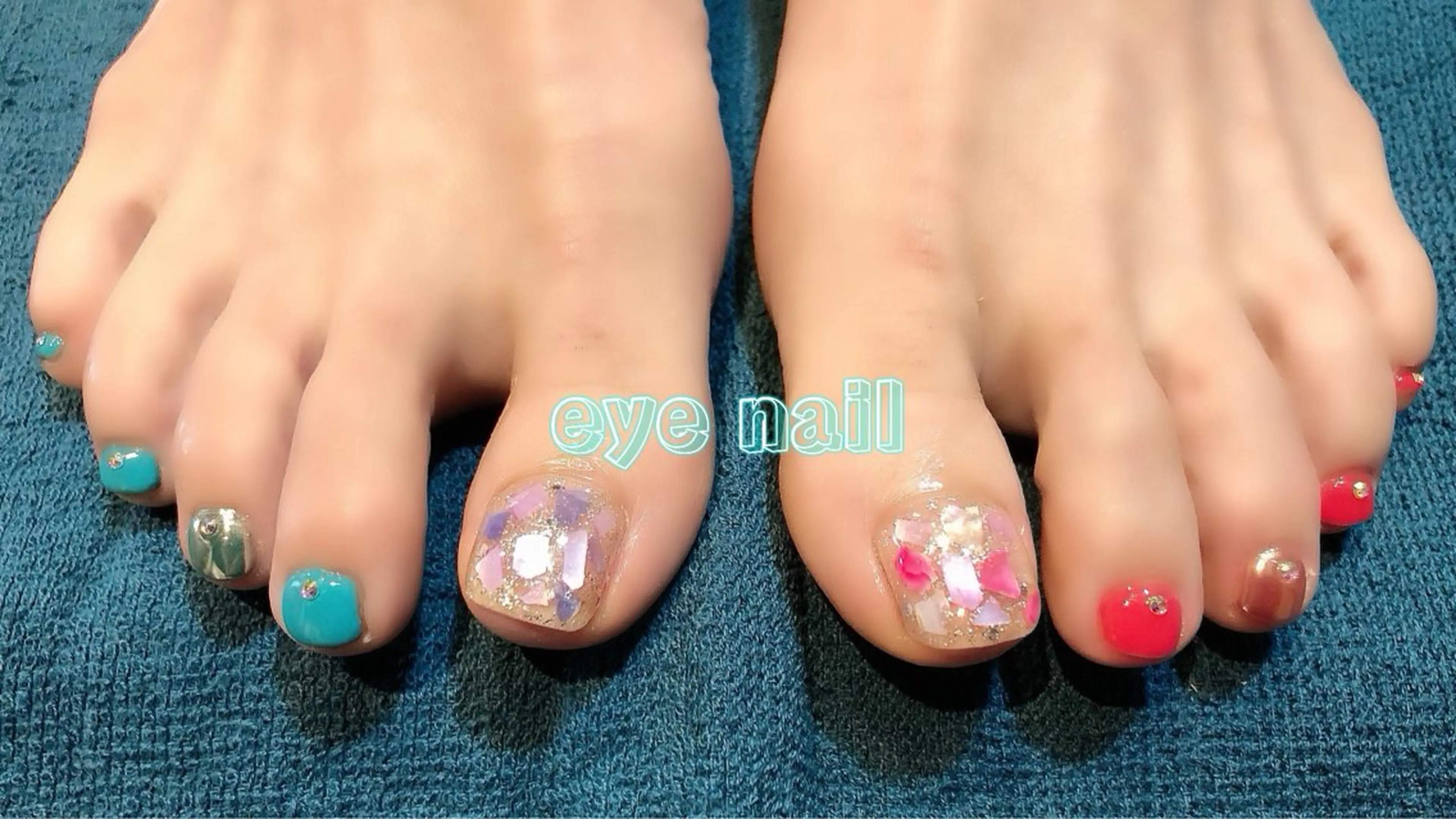 ネイル ブルー ラメ(グリッター) ミラーネイル 赤色 ストーンネイル フットネイル Eye nailのネイルデザイン