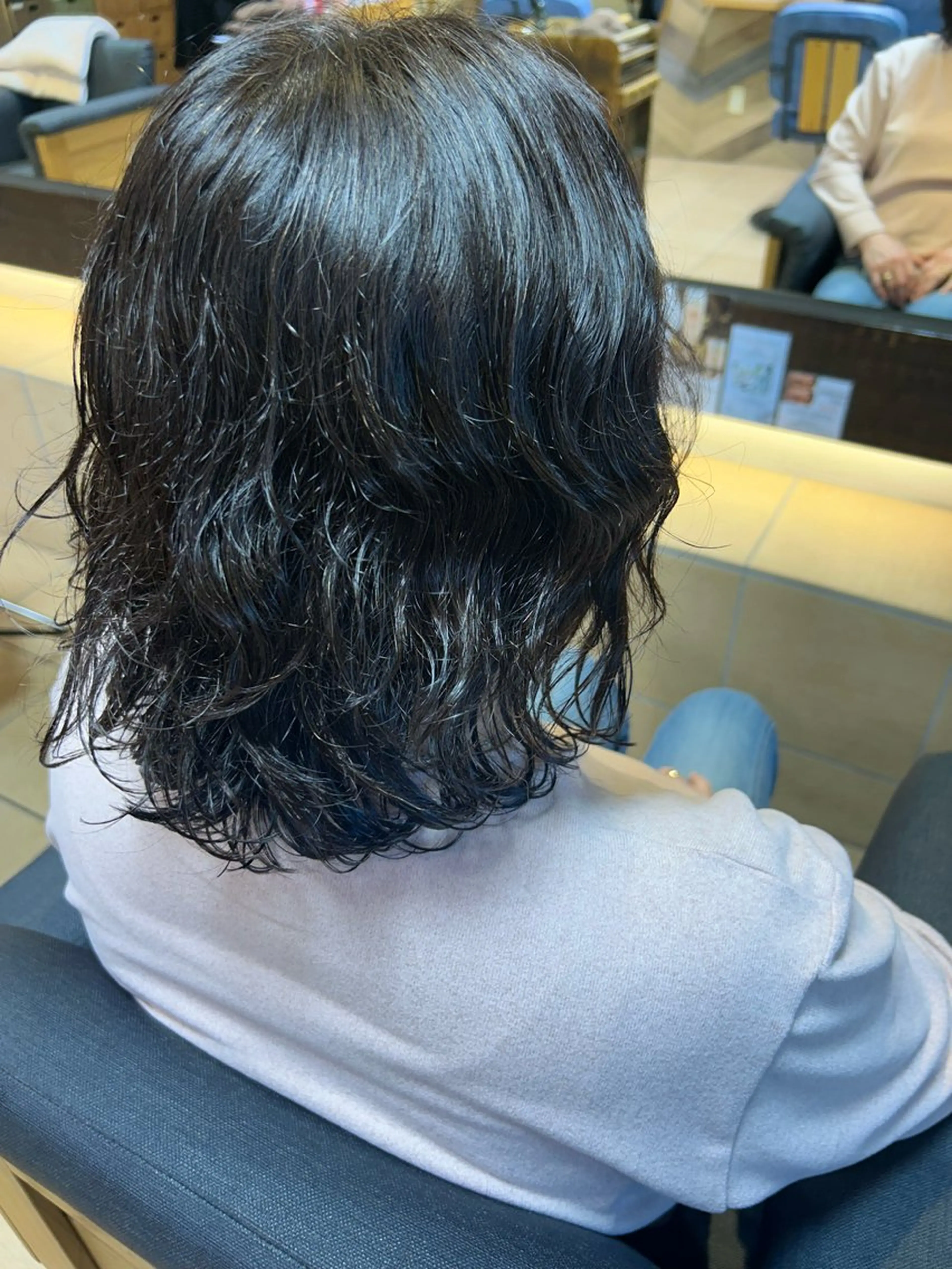 ミディアム ミディアムレイヤー ミディアムパーマ くせ毛 レイヤーカット 宮川 桃英のヘアスタイル