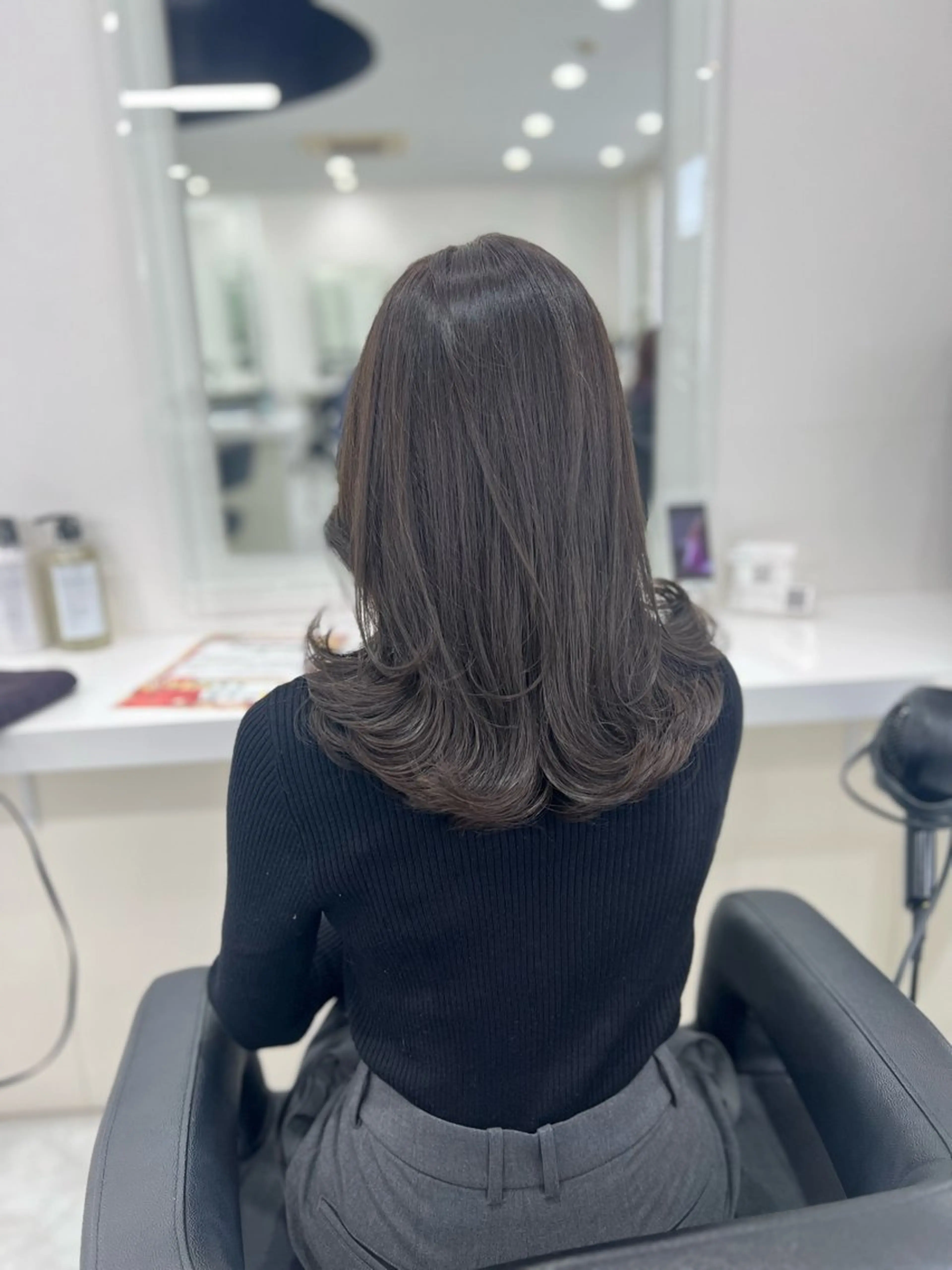 セミロング カラー オリーブカラー🫒 レイヤーカット✂︎のヘアスタイル