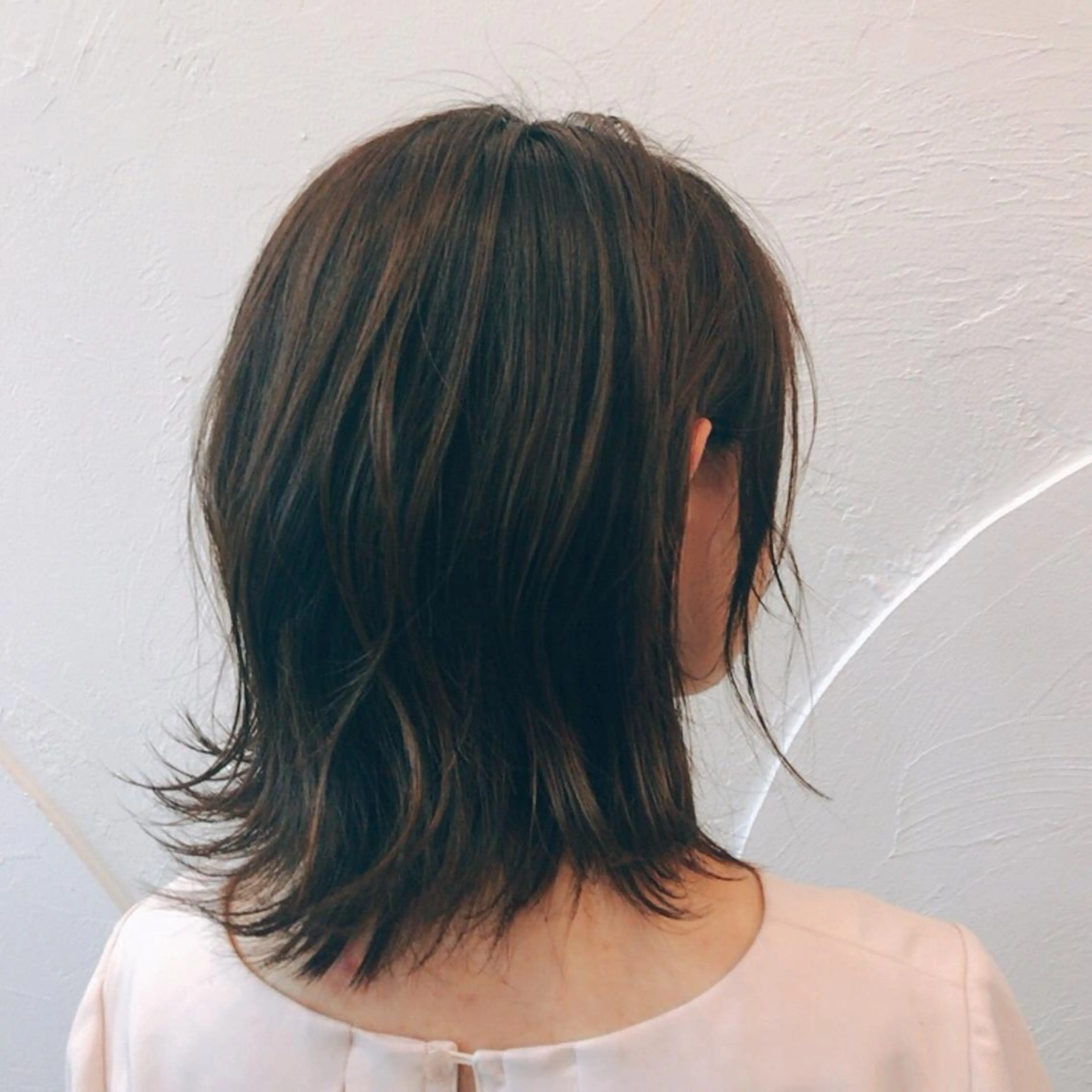 ミディアム 岡本 真実のヘアスタイル