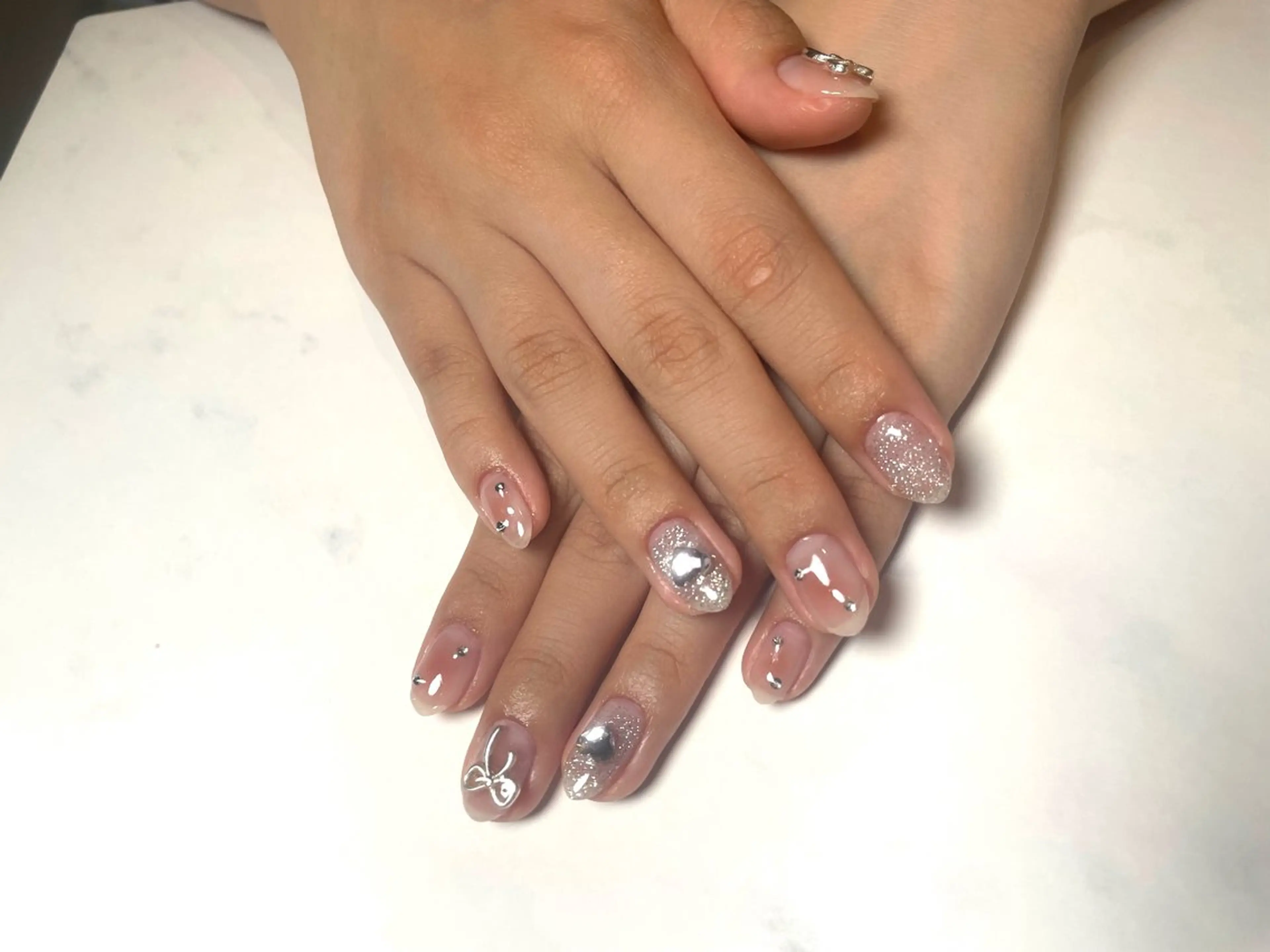 フラッシュ&マグネット🧲チークネイル💅ガラスハートパーツ❤️ラインストーン🤩の写真