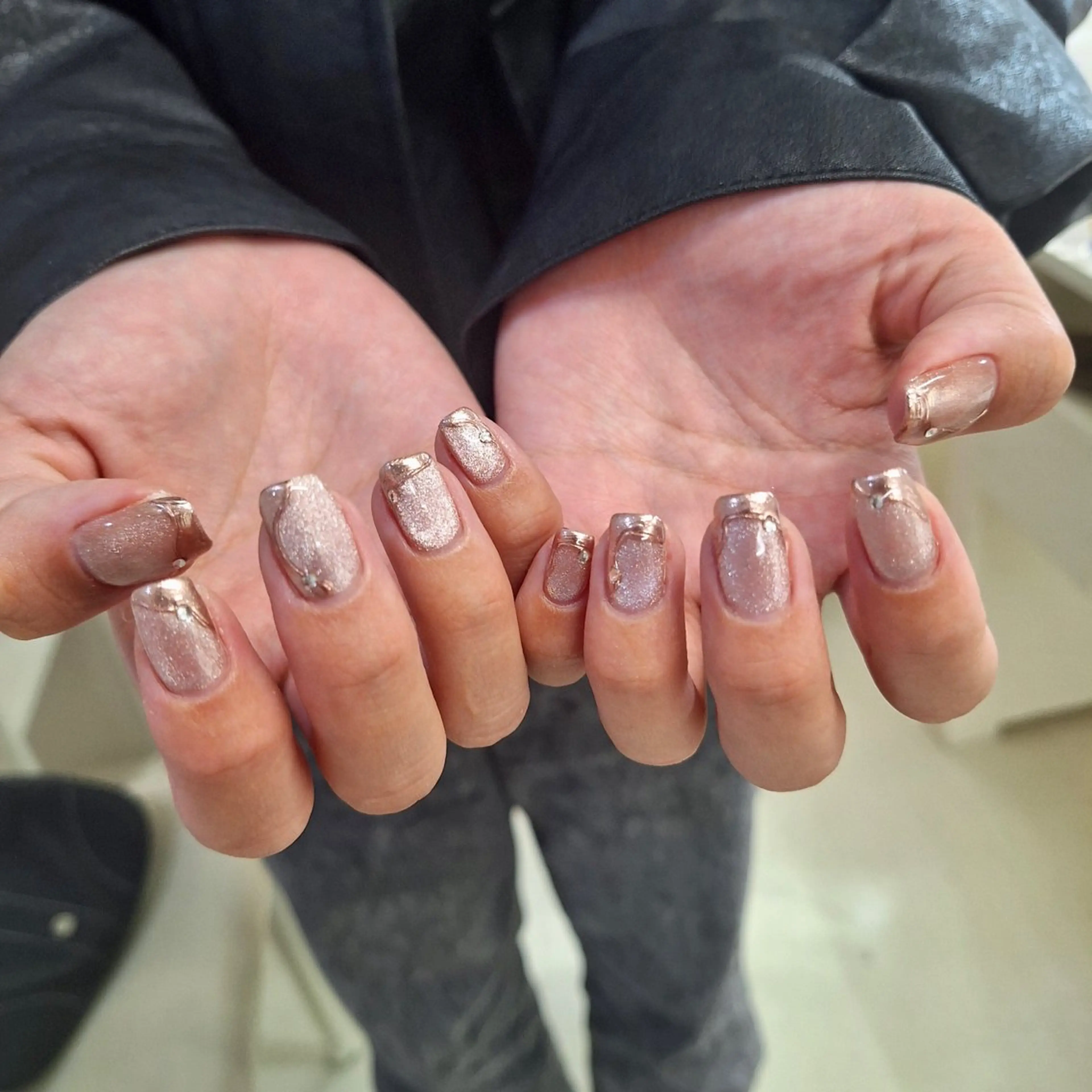 ネイル アートネイル べっ甲ネイル ジェルネイル グリーン キラキラネイル nailstudio eviz新宿店のネイルデザイン