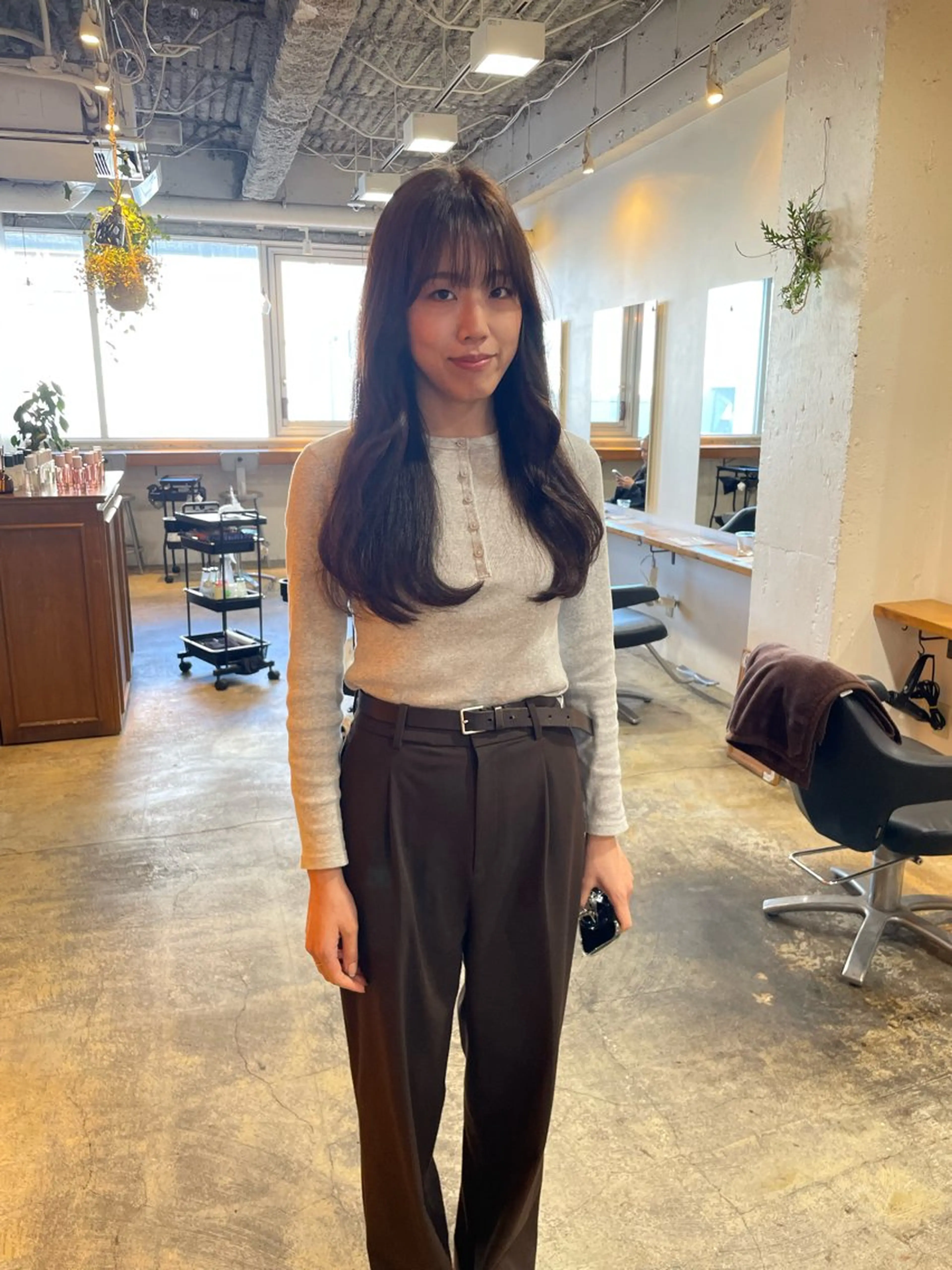 ロング カラー ショコラグレージュ グレージュ レイヤーカット カット ヘアカラー トリートメント MIOベージュカラー 柔らかいカラーのヘアスタイル