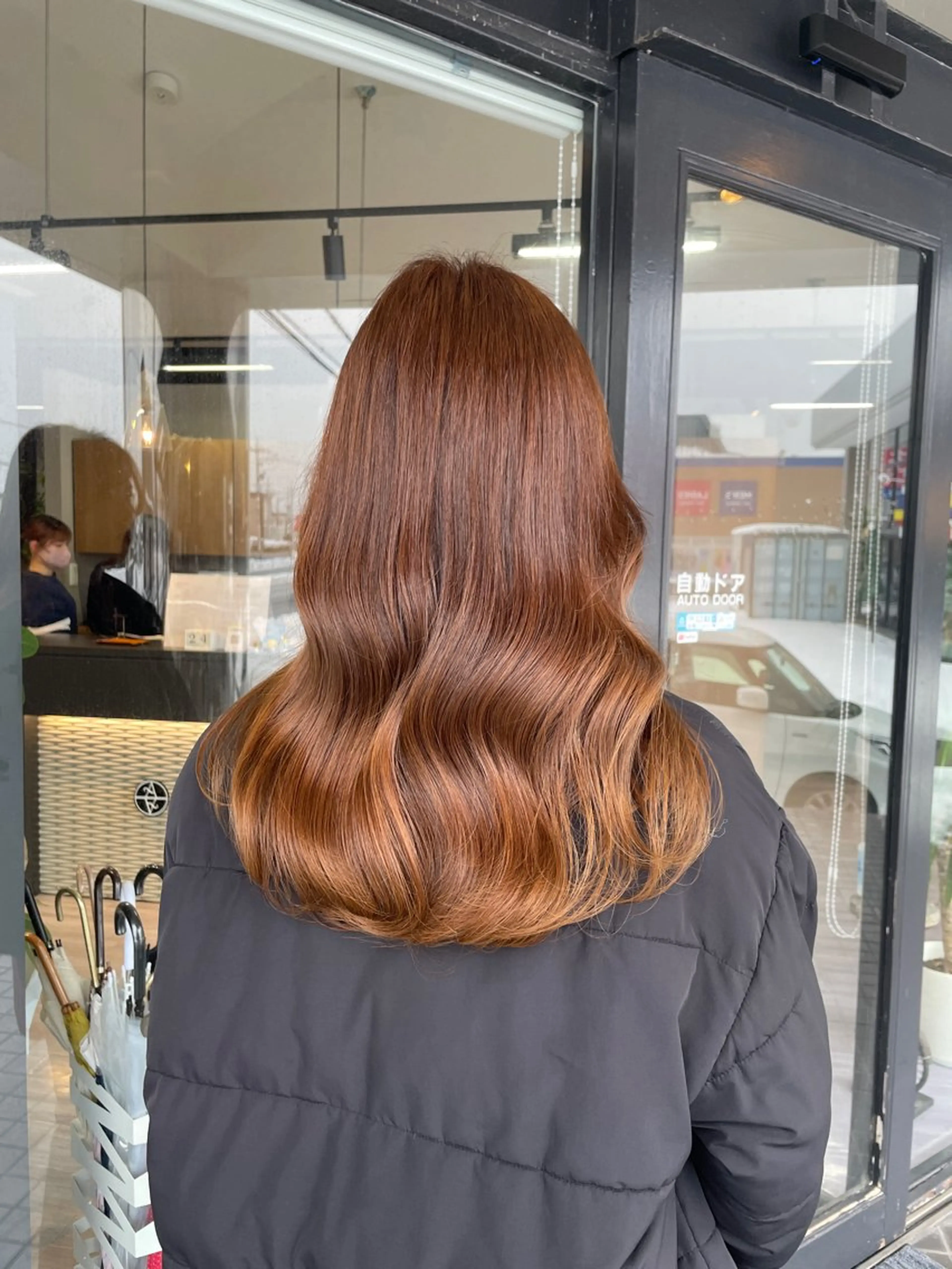 セミロング カラー ブリーチ ブラウンカラー グラデーションカラー alu所属・マキノ キョウカのヘアスタイル