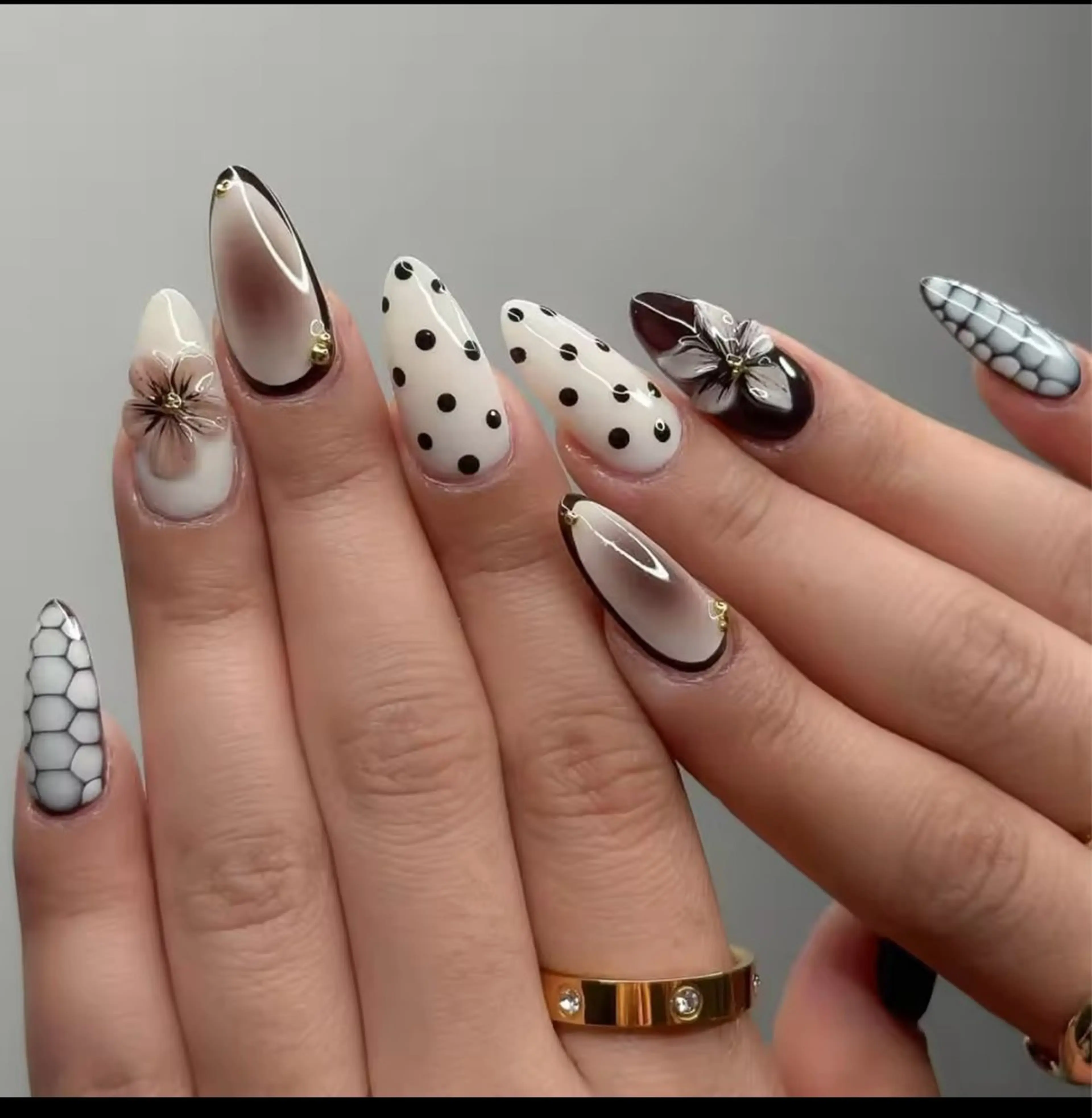 ネイル アートネイル ドット フラワーネイル ゴールド グラデーション ハンドネイル ハンドケア 古賀 佳織のネイルデザイン