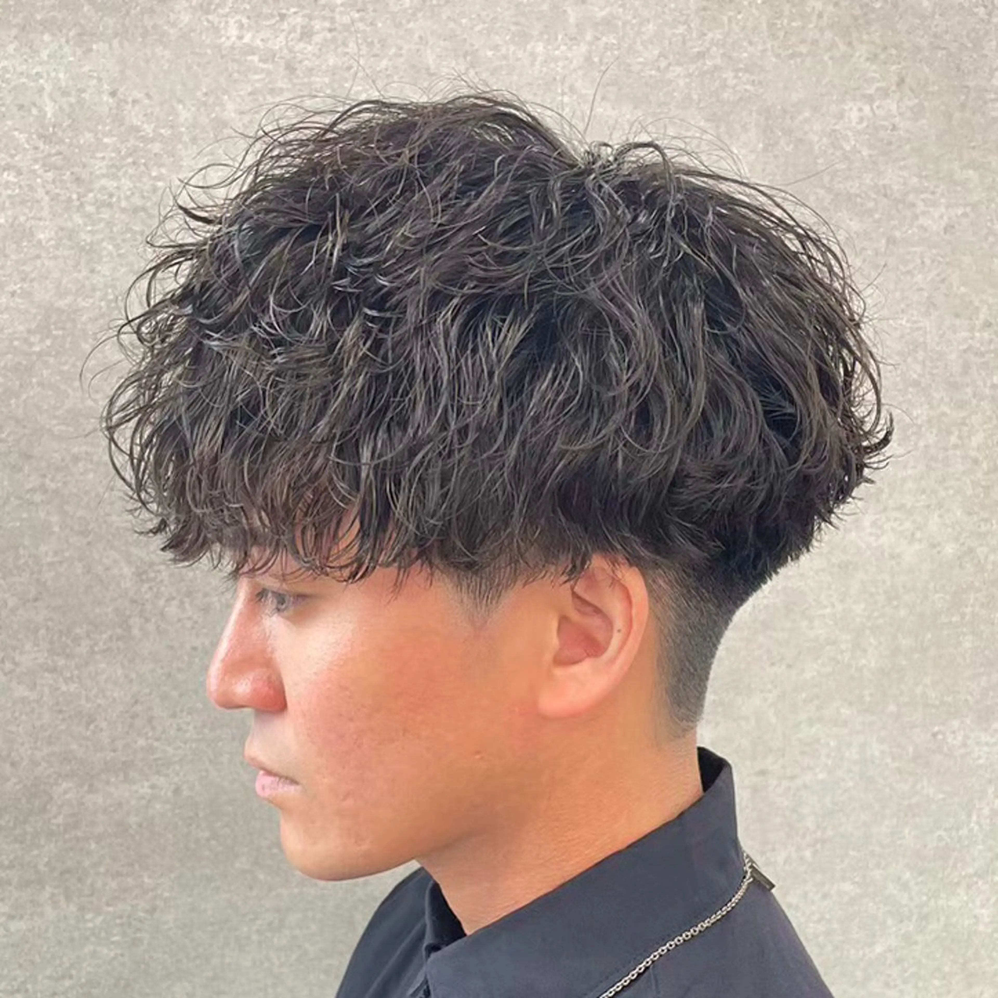 ショート カラー パーマ ヘアアレンジ メンズ センターパート メンズハイライト メンズメッシュ マッシュ メンズパーマ 仕上がり満足度No. 1🔥BLUCK🔥のヘアスタイル