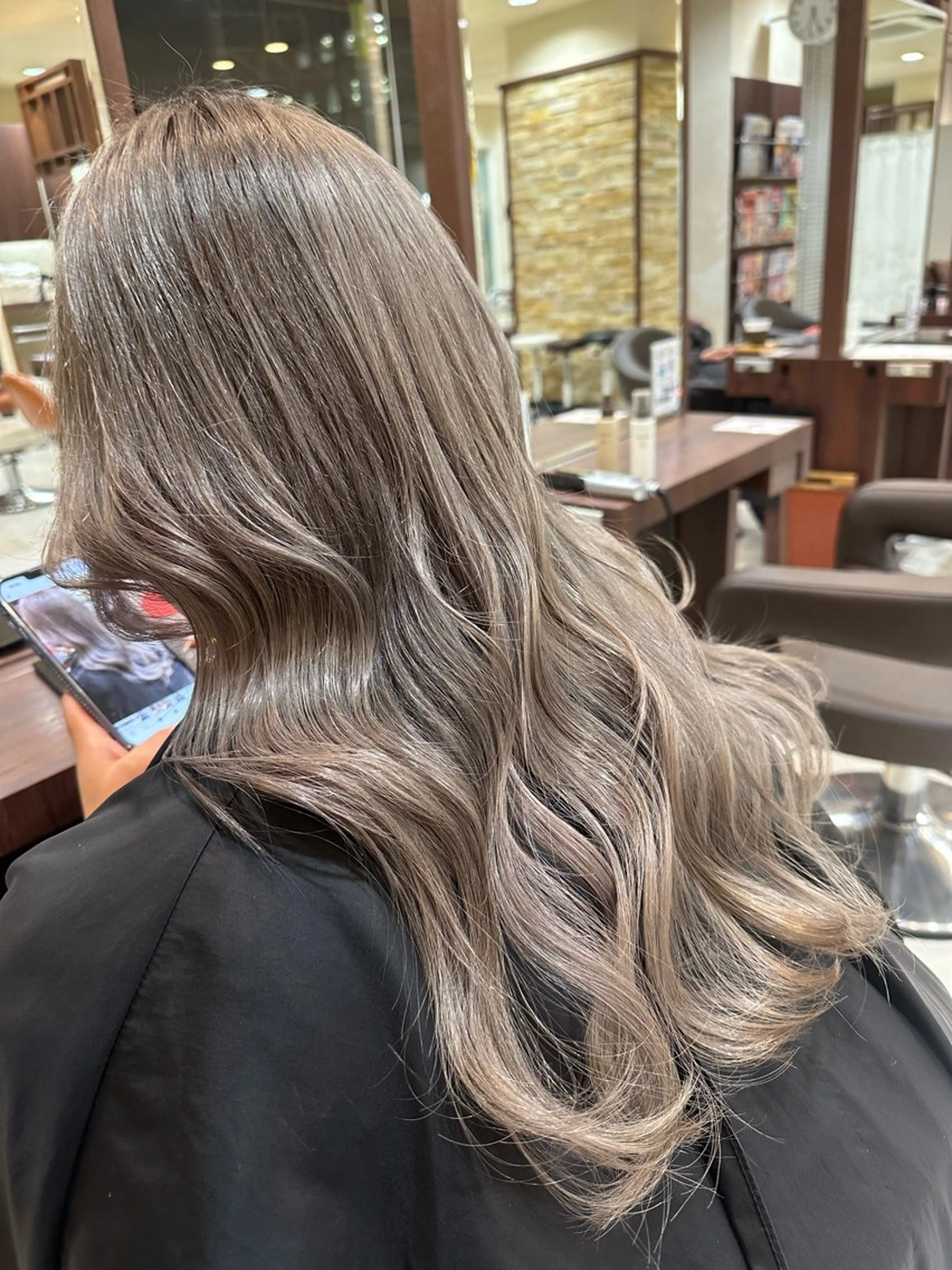 ロング カラー 池田凛/ ハイトーンカラーのヘアスタイル