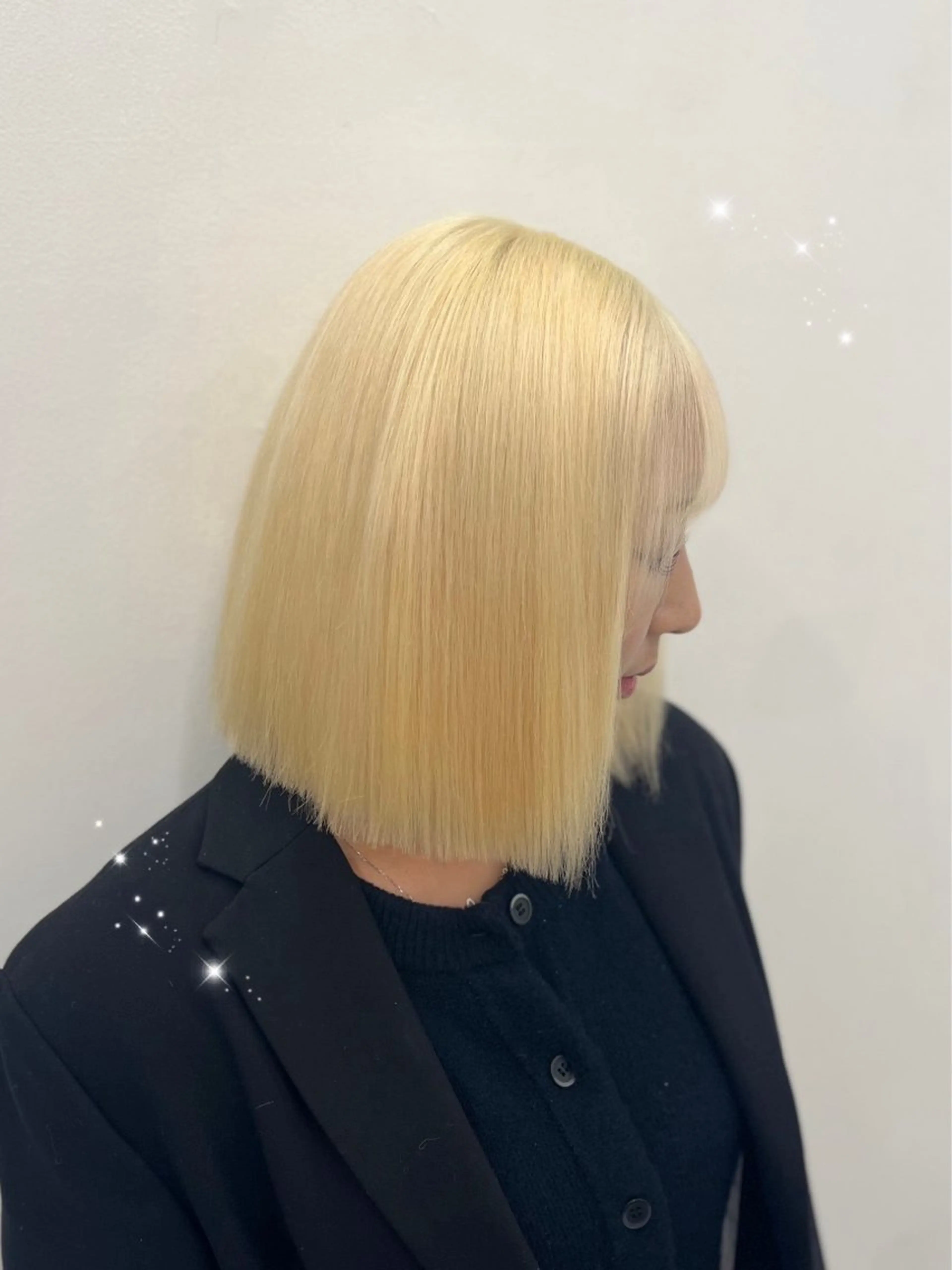 ショート カラー ブリーチ ブロンド ハイトーンカラー ヘアカラー うる艶モテカラー💞 盛れるヘアメ👧🏻のヘアスタイル