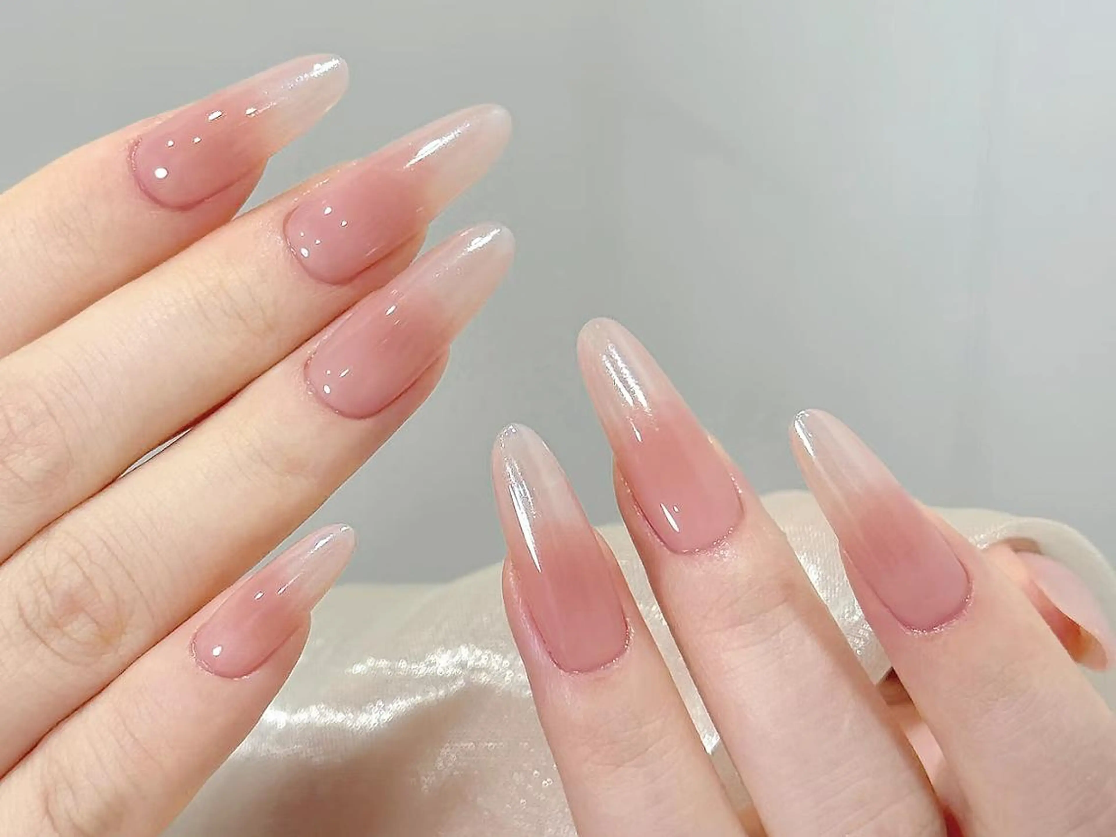 ネイル アートネイル ジェルネイル ガーリー ホログラムネイル ミディアムネイル ハンドネイル ハンドケア Salon de Minuit🦩のネイルデザイン