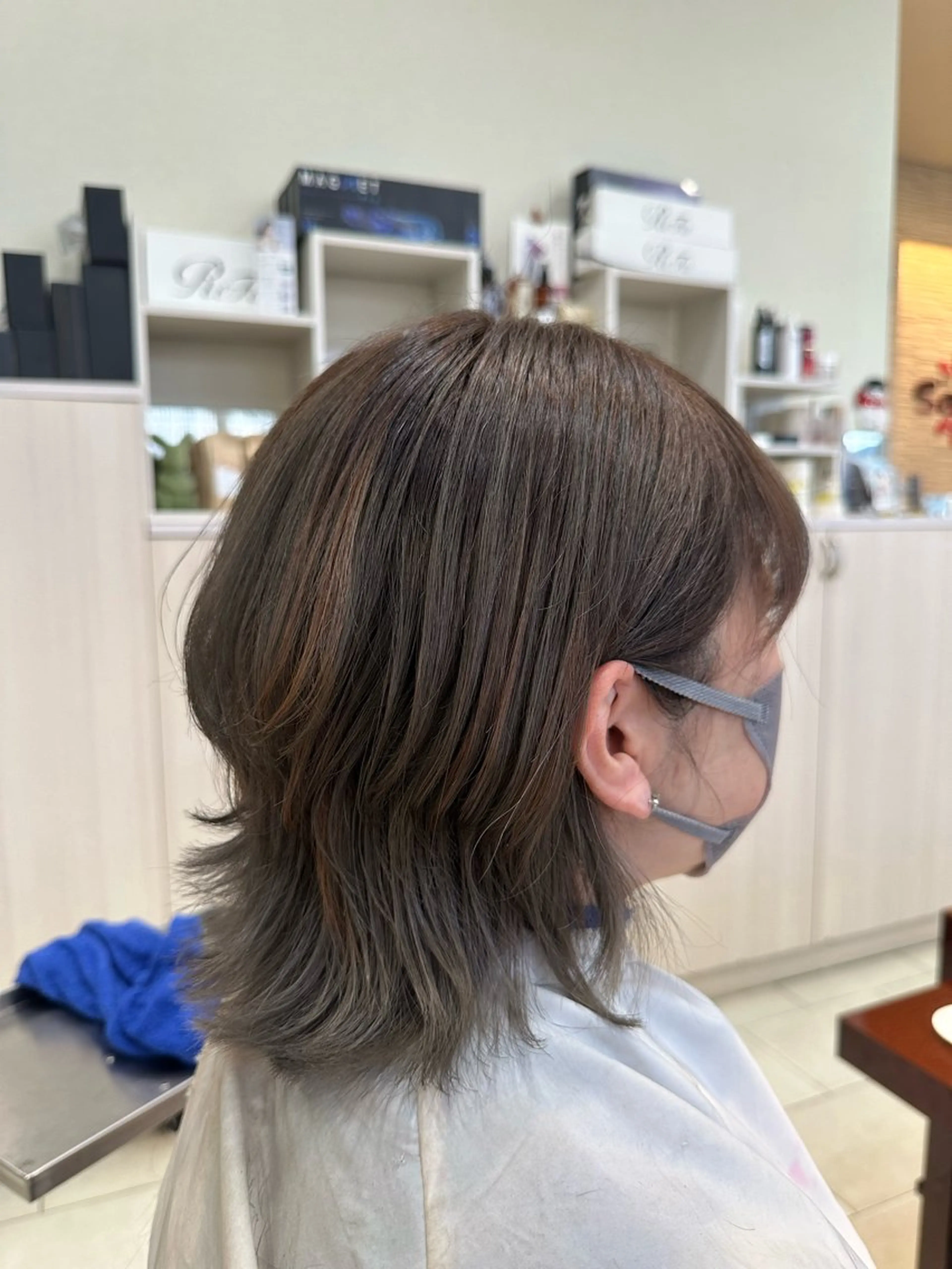 ミディアム カラー グレージュ メッシュ オレンジ ウルフカット SHION / sara🌿‬のヘアスタイル