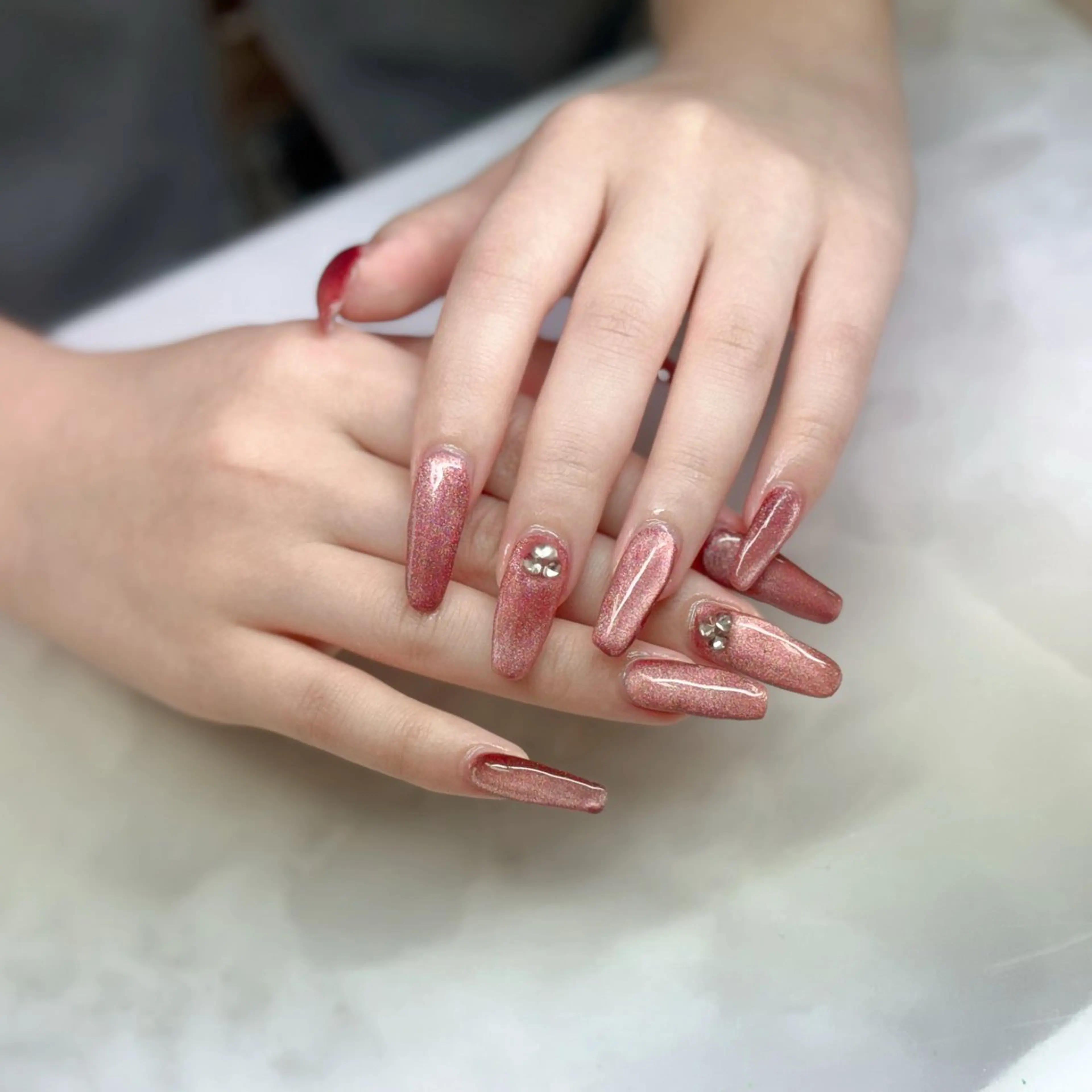 ネイル ロングネイル マグネットネイル 赤色 ハンドネイル 松山 碧のエステ・リラクイメージ