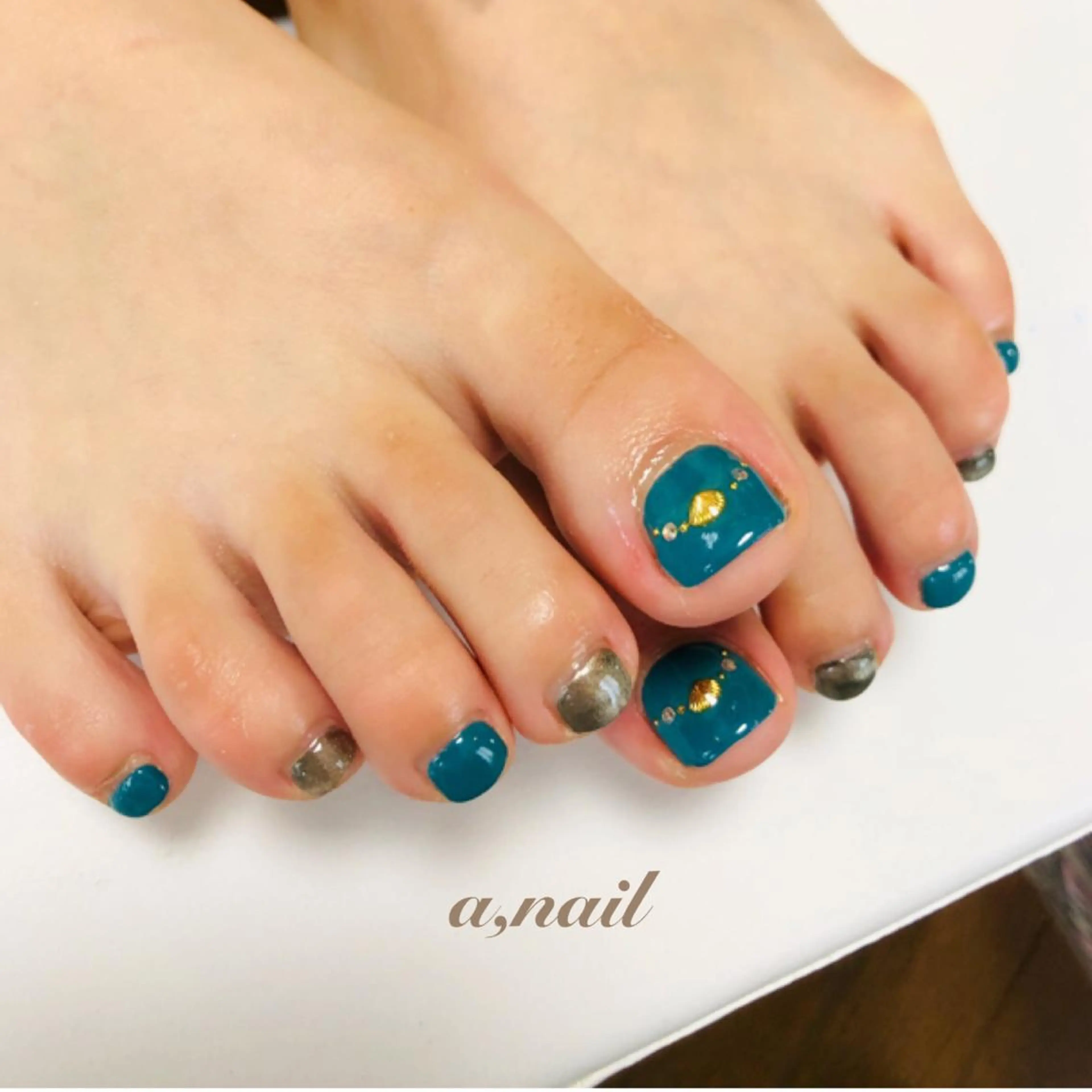 ネイル フットネイル ジェルネイル グラデーション ラメ(グリッター) ラメグラデーション フットネイル ネイルサロン エーネイルのネイルデザイン