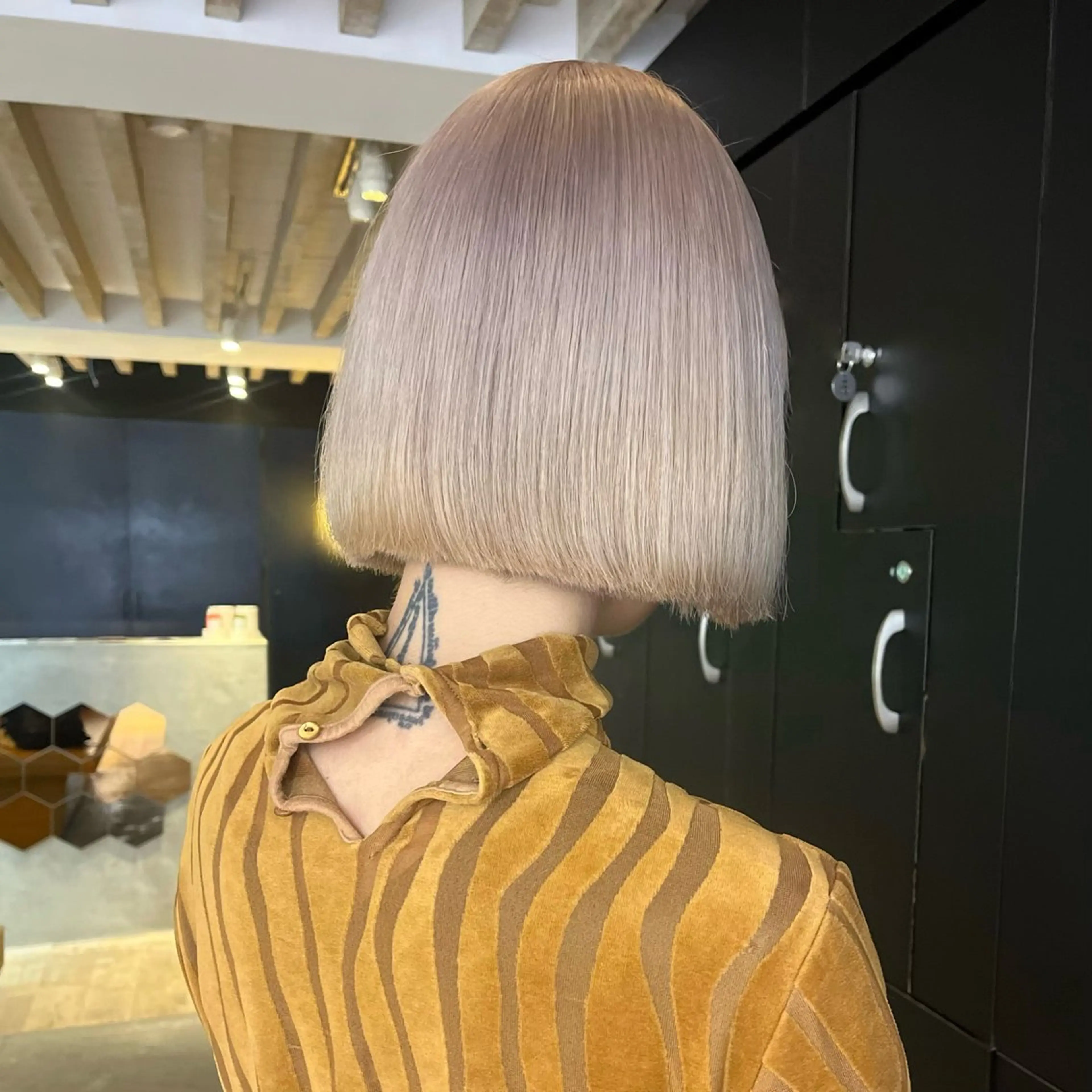 ショート カラー ヘアアレンジ ベージュカラー ブリーチ ホワイトベージュ ボブハイトーン🦖 デザインMAMIのヘアスタイル