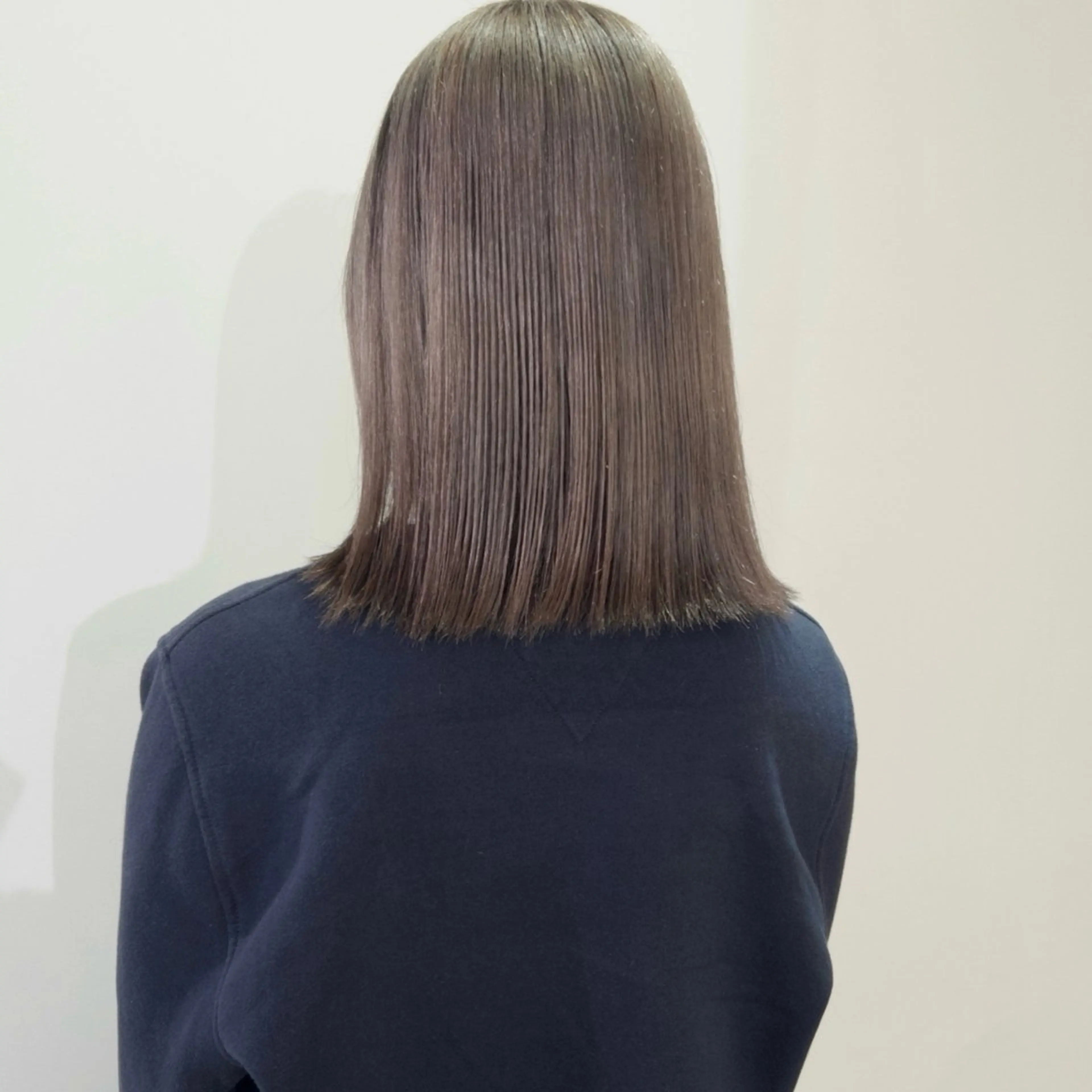 ミディアム カラー ブリーチ 透明感カラー グレージュ ハイトーンカラー シルバー ヘアカラー トリートメント nonoka オリーブ/グレージュのヘアスタイル