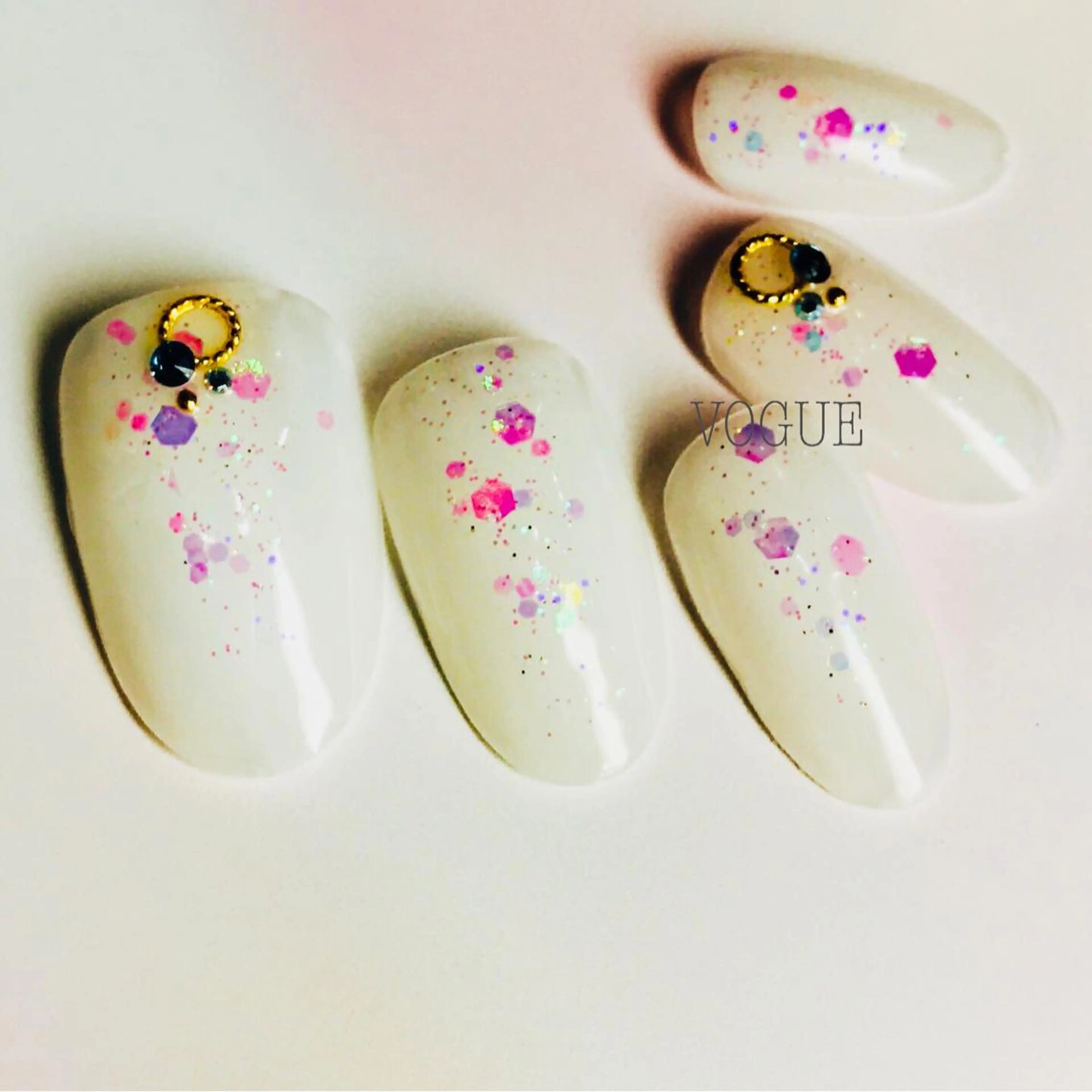 ネイル オーロラネイル ラメ(グリッター) ストーンネイル ハンドネイル VOGUE ×SWANのネイルデザイン