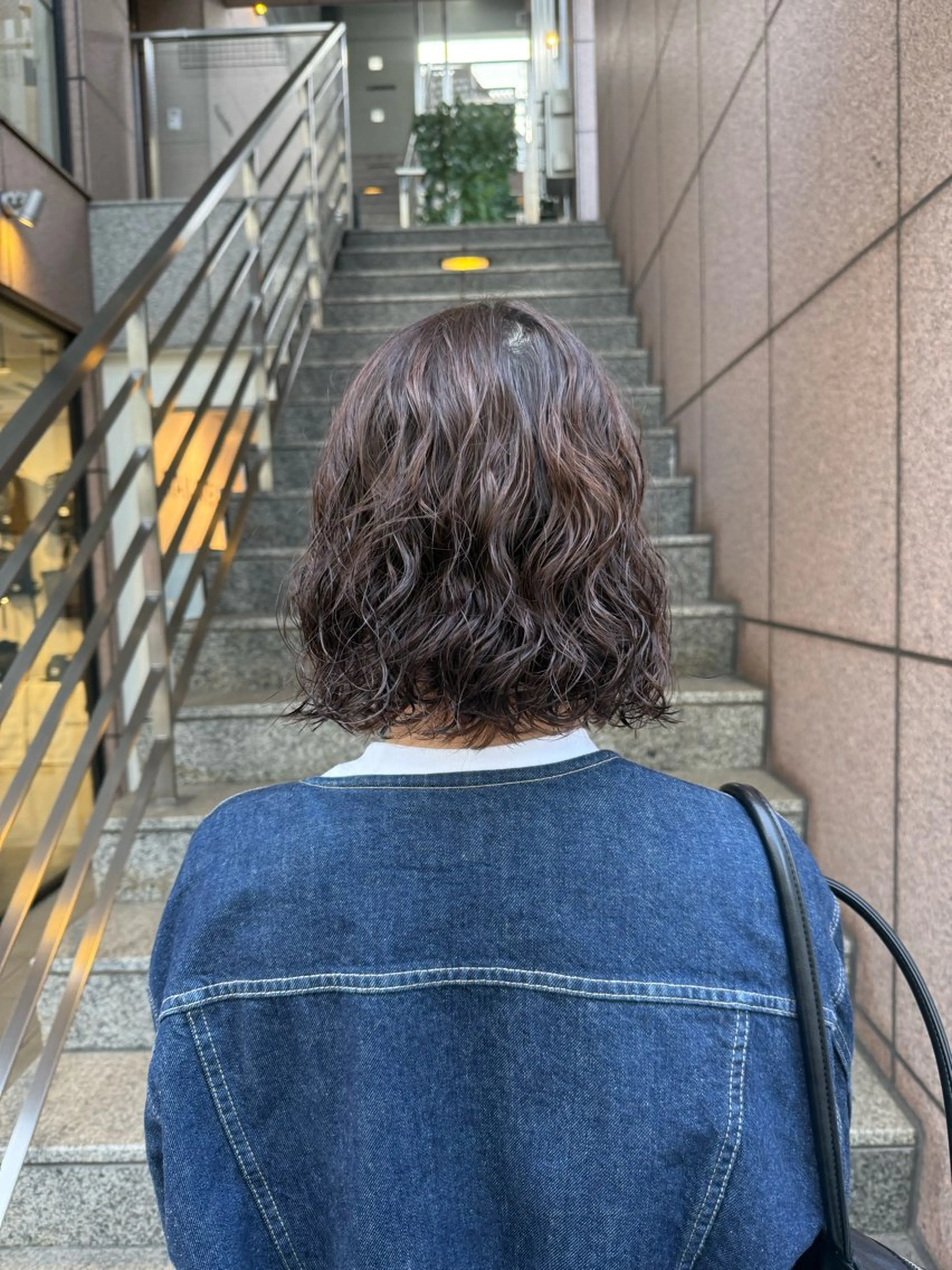 ショート パーマ ミルクティー× グレージュMOMOのヘアスタイル