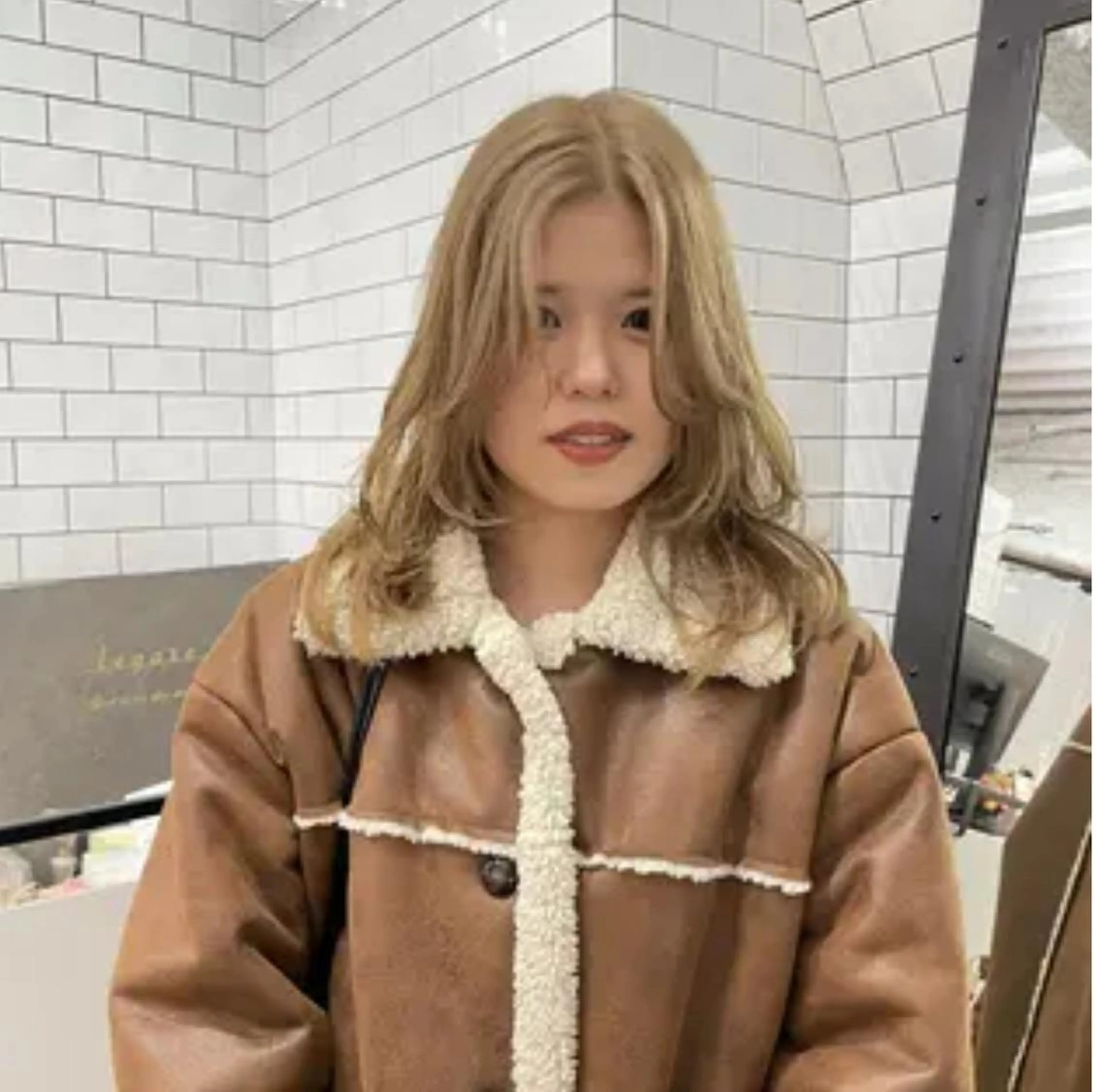 ミディアム カラー ベージュカラー ブリーチ 顔周りカット ハッシュカット レイヤーカット カット ヘアカラー legare メンズ カット　山本　真之介のヘアスタイル