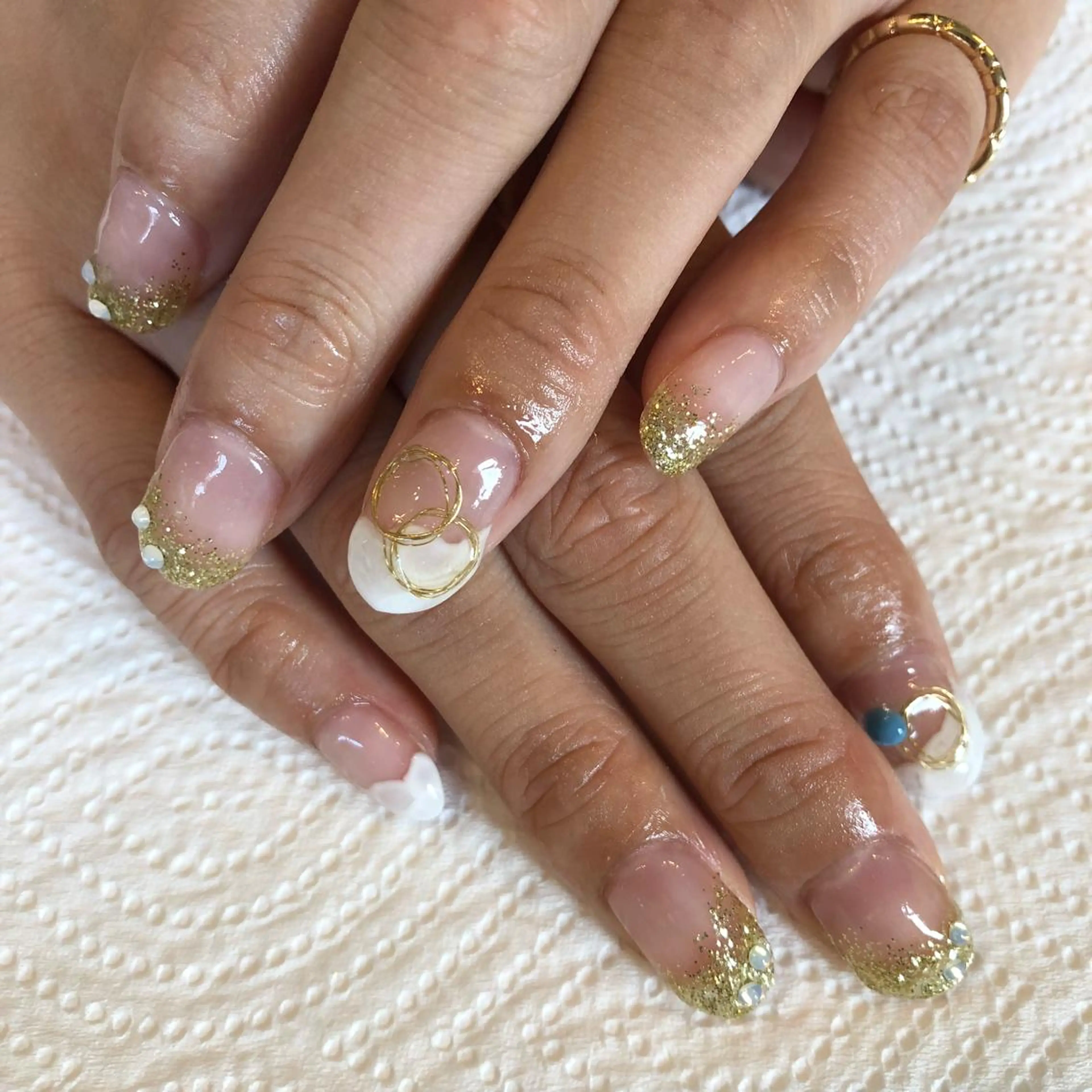 ネイル 長さ出し ゴールド ラメ(グリッター) ホワイト eyelash＆nail オクタビアス所属・オクタ ビアスのマツエク・マツパデザイン