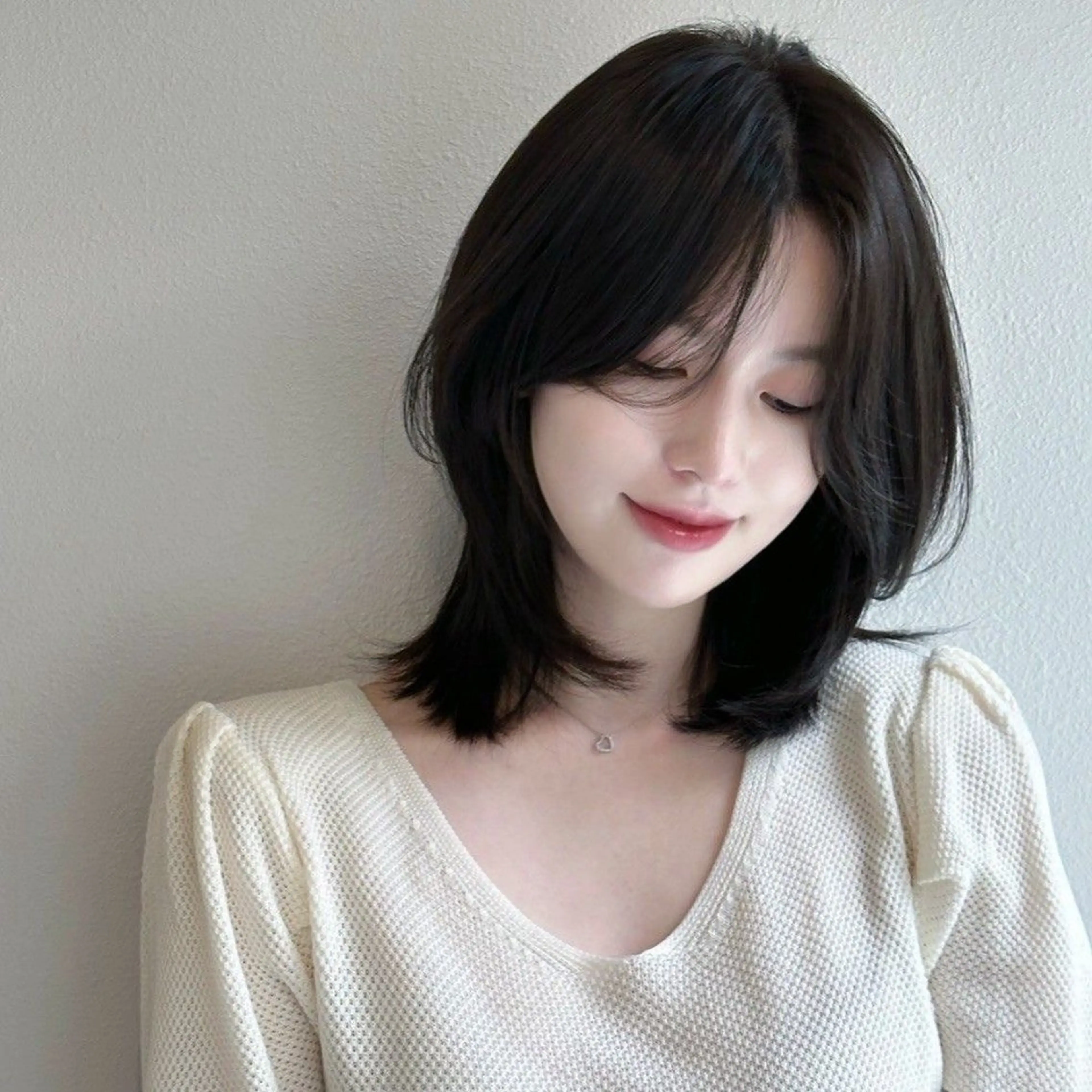 ミディアム カラー ミディアムレイヤー くびれヘア 顔まわりレイヤー 顔周りカット 韓国風ヘア カット カット無料｜レイヤー カット｜韓国モテへアのヘアスタイル