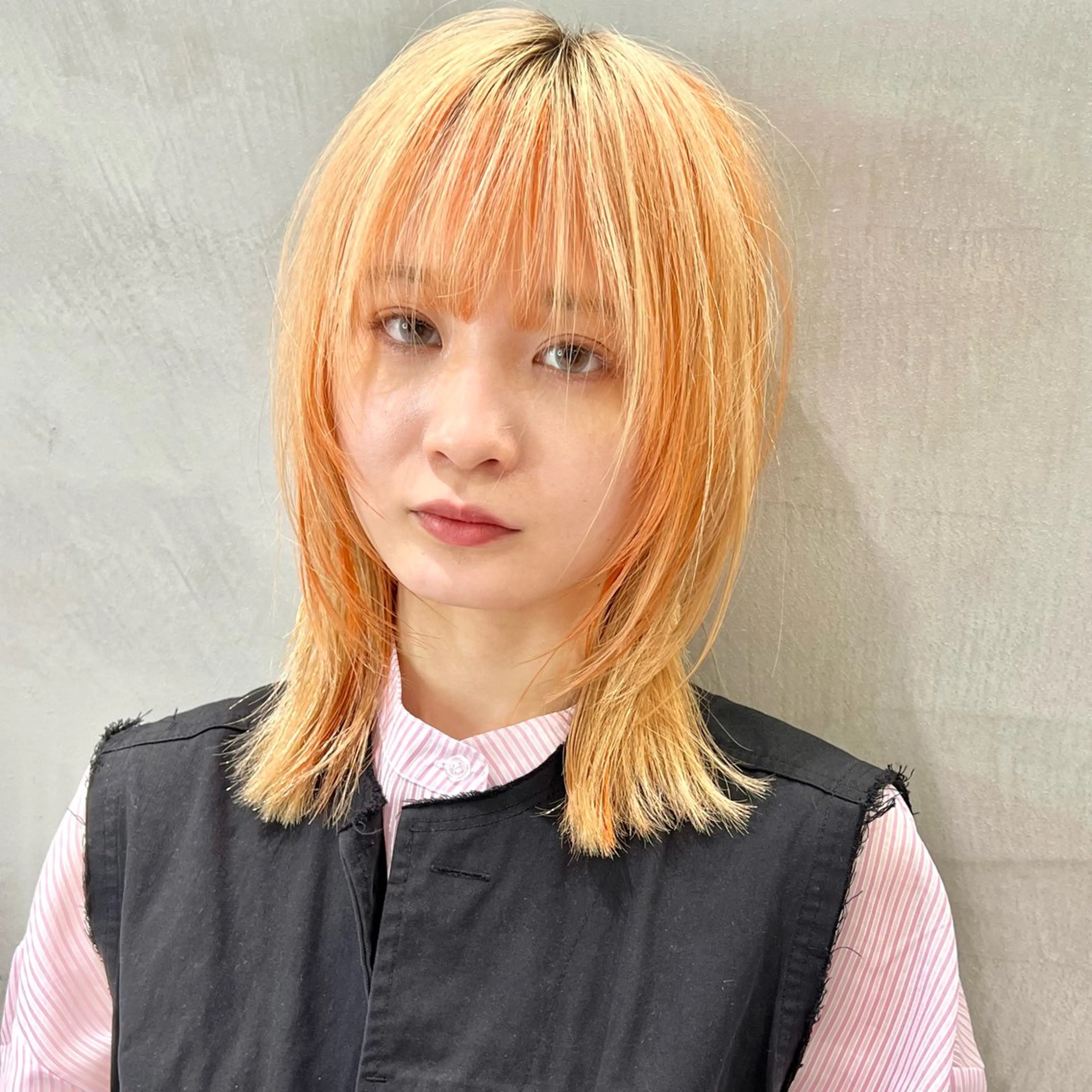 セミロング カラー ブリーチ ハイトーンカラー レイヤーカット 似合わせカット 小顔カット カット ヘアカラー トリートメント レイヤー×髪質改善 ハッシュカット/新宿のヘアスタイル