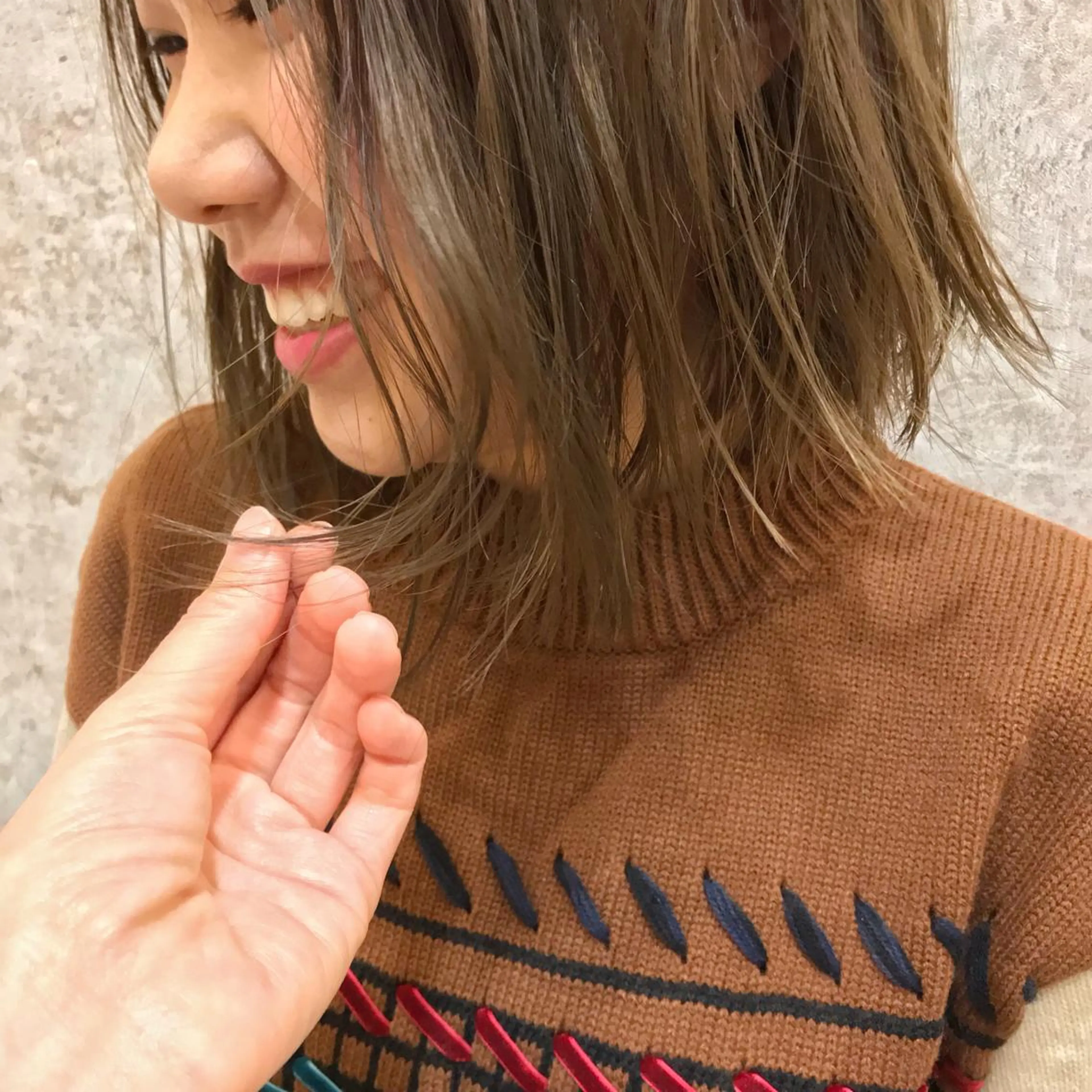 ミディアム カラー ベージュカラー ハイトーンカラー ハイトーンベージュ ボブ HARUNA🤍 大人ショートヘアのヘアスタイル