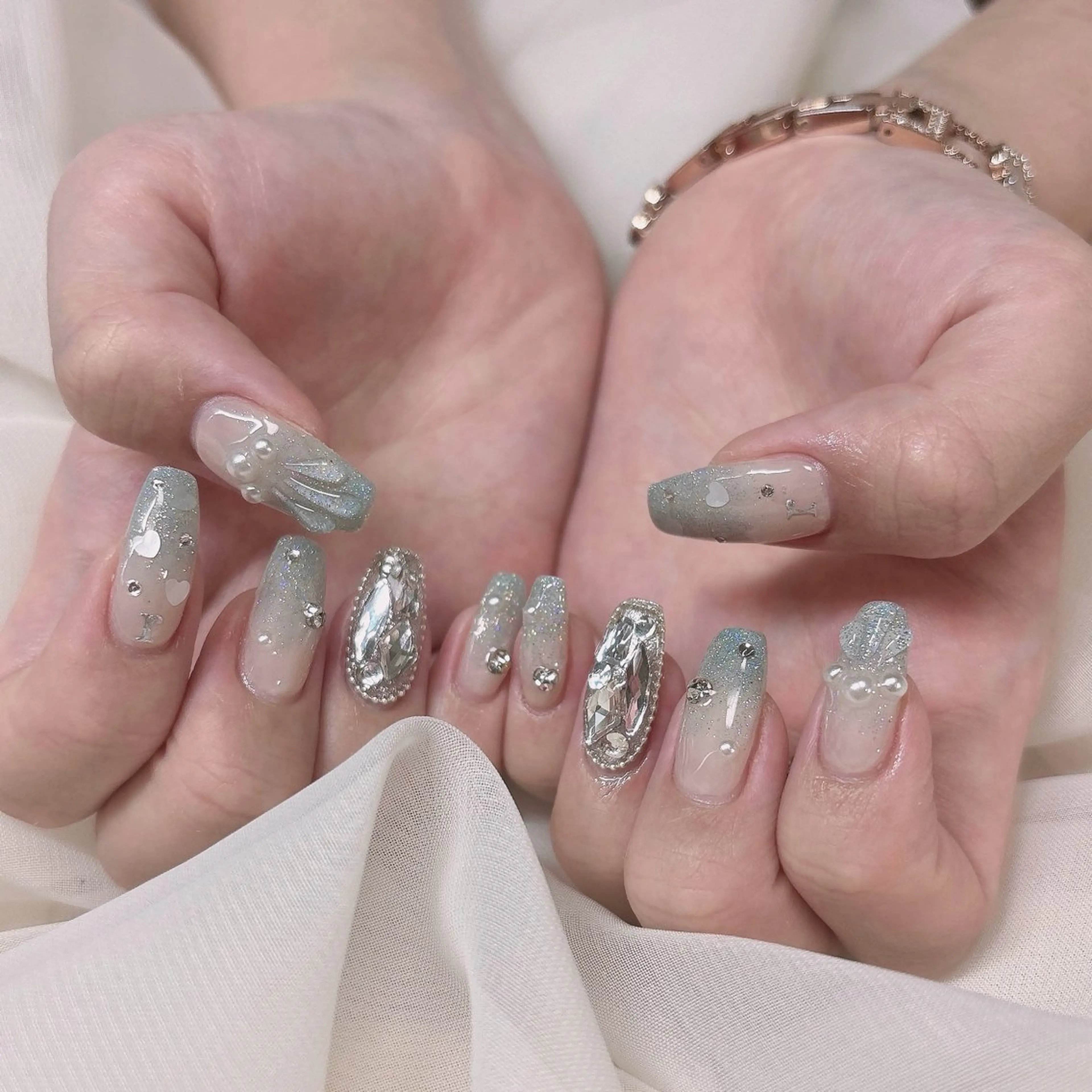 ネイル ブルー キラキラネイル ハンドネイル 𓂃🦢Aurora Swan🌙𓂃のネイルデザイン