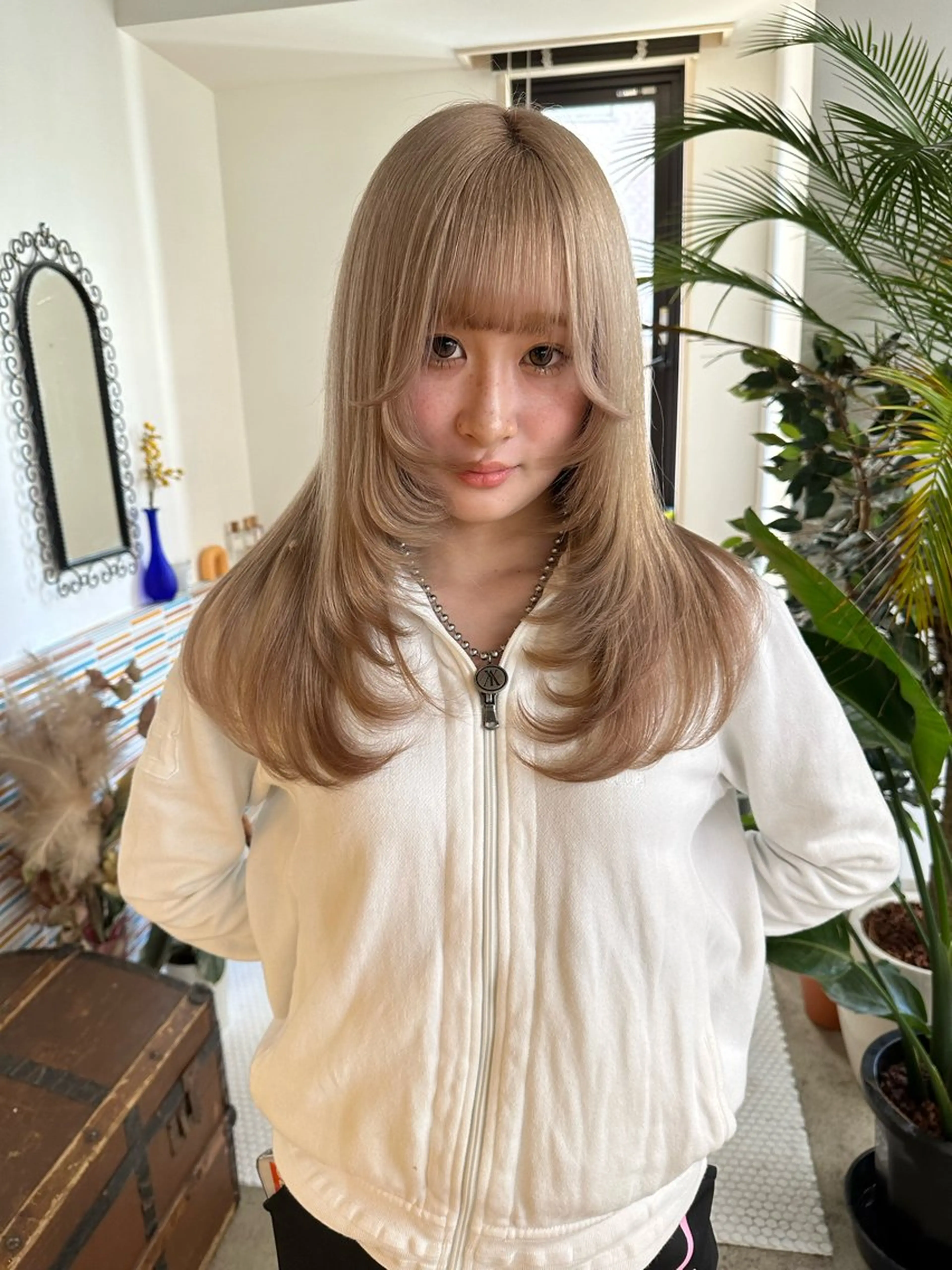 ロング カラー ベージュカラー ミルクティーベージュ レイヤーカット ブリーチ矯正/ ブリーチ特化mikaのヘアスタイル