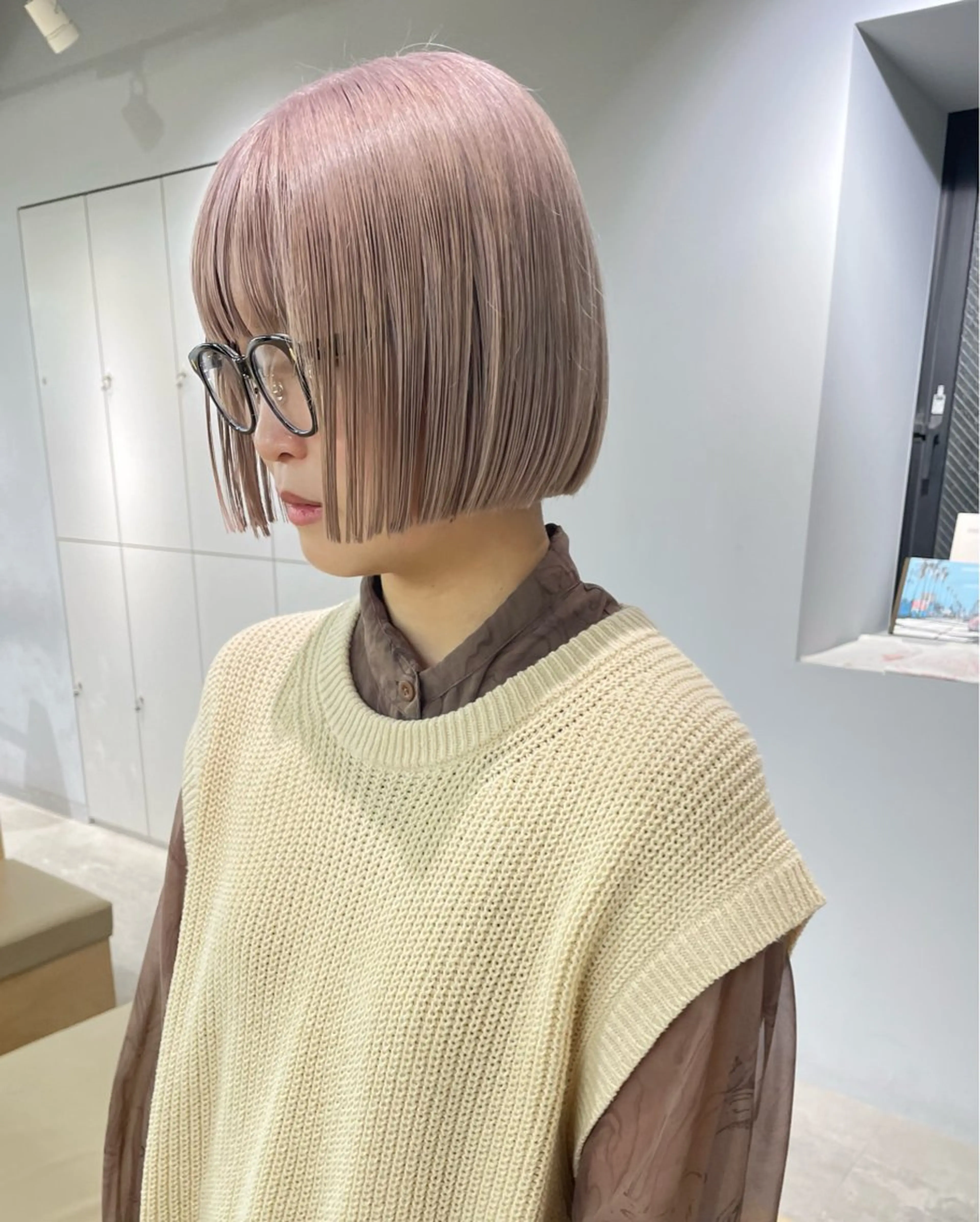 ショート カラー 切りっぱなしボブ ショートボブ ベージュカラー ブリーチ ケアブリーチ カット ヘアカラー トリートメント MIU/ルーツカラー 顔まわりレイヤーのヘアスタイル