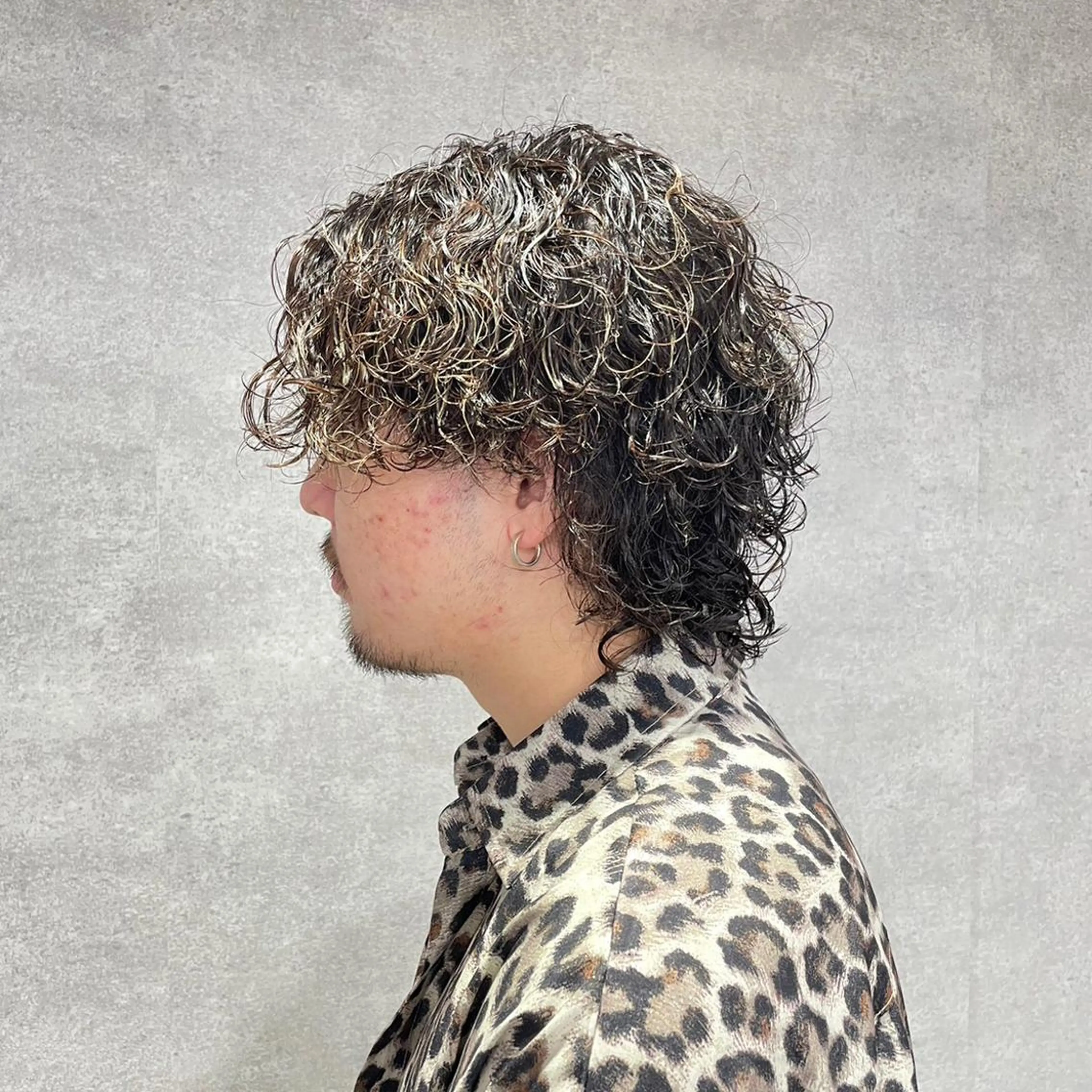 ショート カラー パーマ ヘアアレンジ メンズ キッズ ネイル マツエク・マツパ アイブロウ センターパート メンズ韓国風 メンズパーマ プードルパーマ スパイキーショート 仕上がり満足度No. 1🔥BLUCK🔥のヘアスタイル