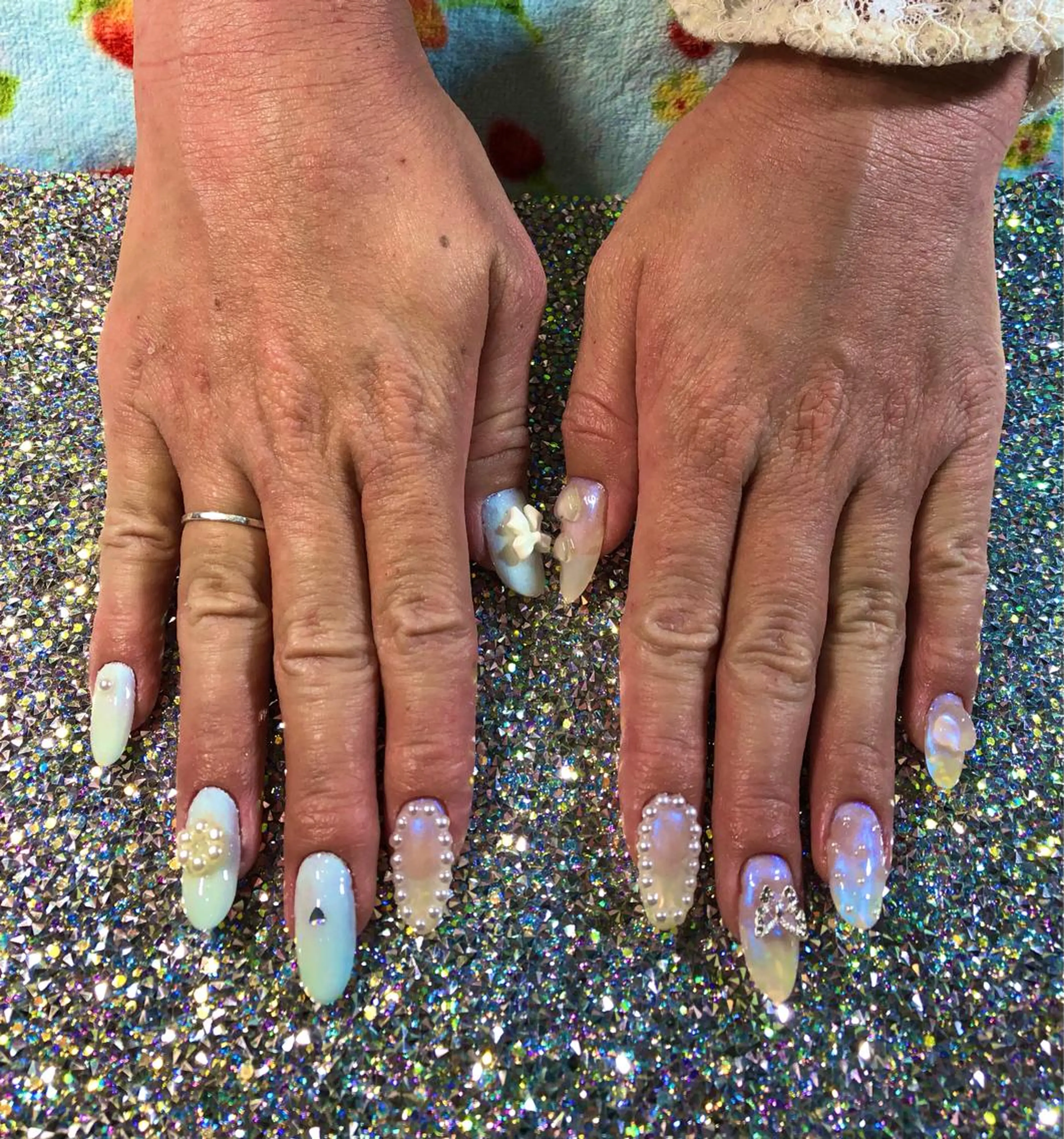 【オプション】ジェルネイル💅✨パーツのせ　１ヶ所110円​〜​の写真