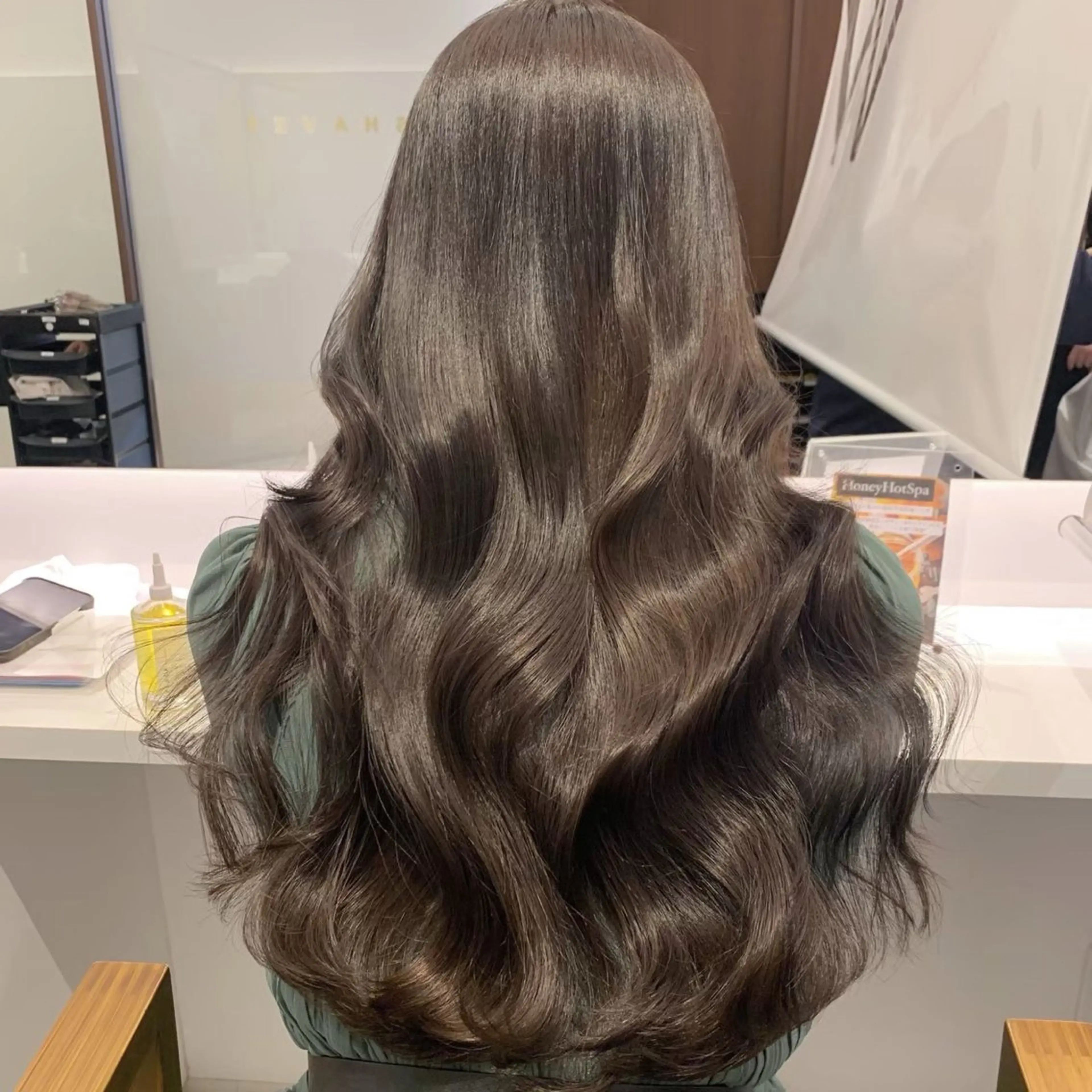 ロング ロング WARREN・TRICOMI NEW YORK所属・石崎 はるかのヘアスタイル