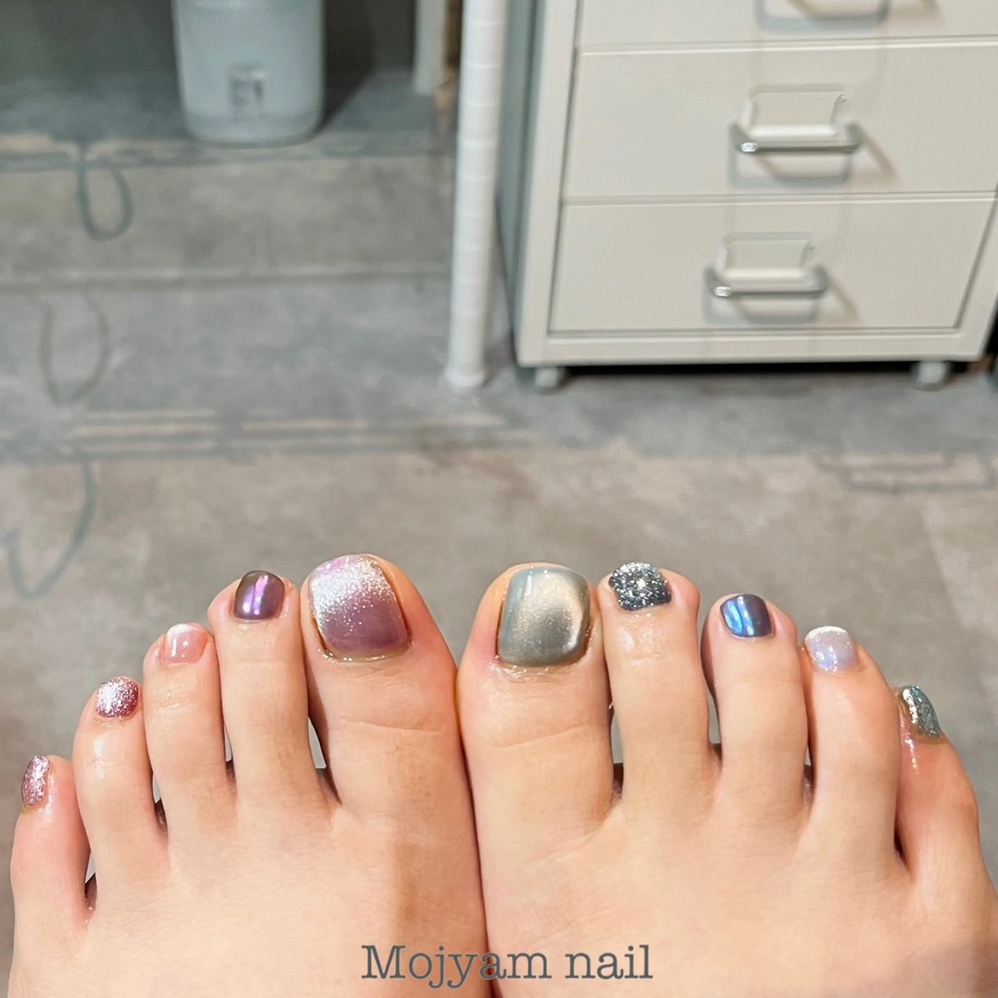 ネイル ブルー フットネイル ラメ(グリッター) マグネットネイル ミラーネイル フットネイル Mojyam nail所属・松本 実咲のネイルデザイン