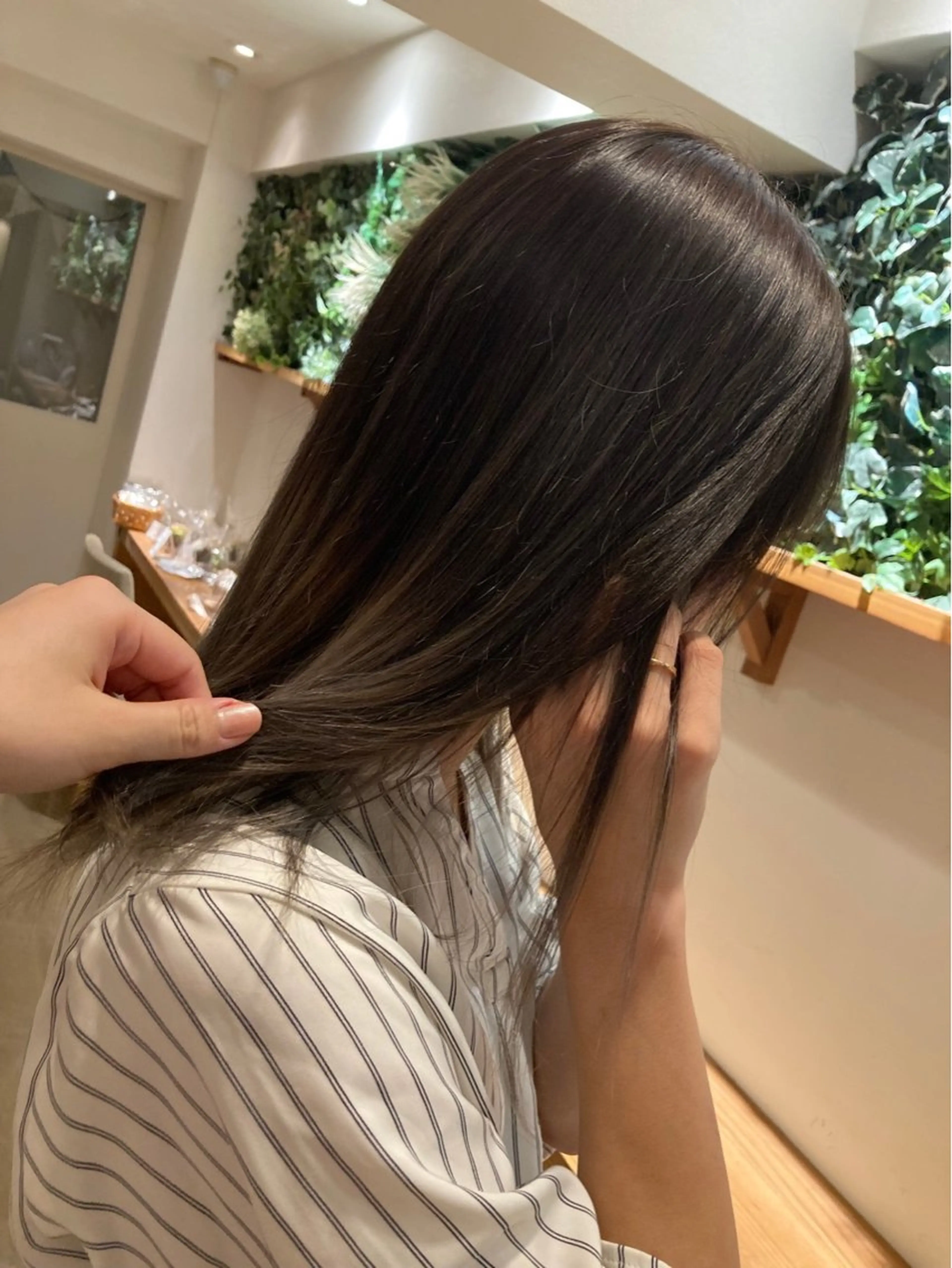 セミロング カラー ブリーチ グラデーションカラー 髪質改善カラー 貝本 遥那 🧸⸝⋆*のヘアスタイル