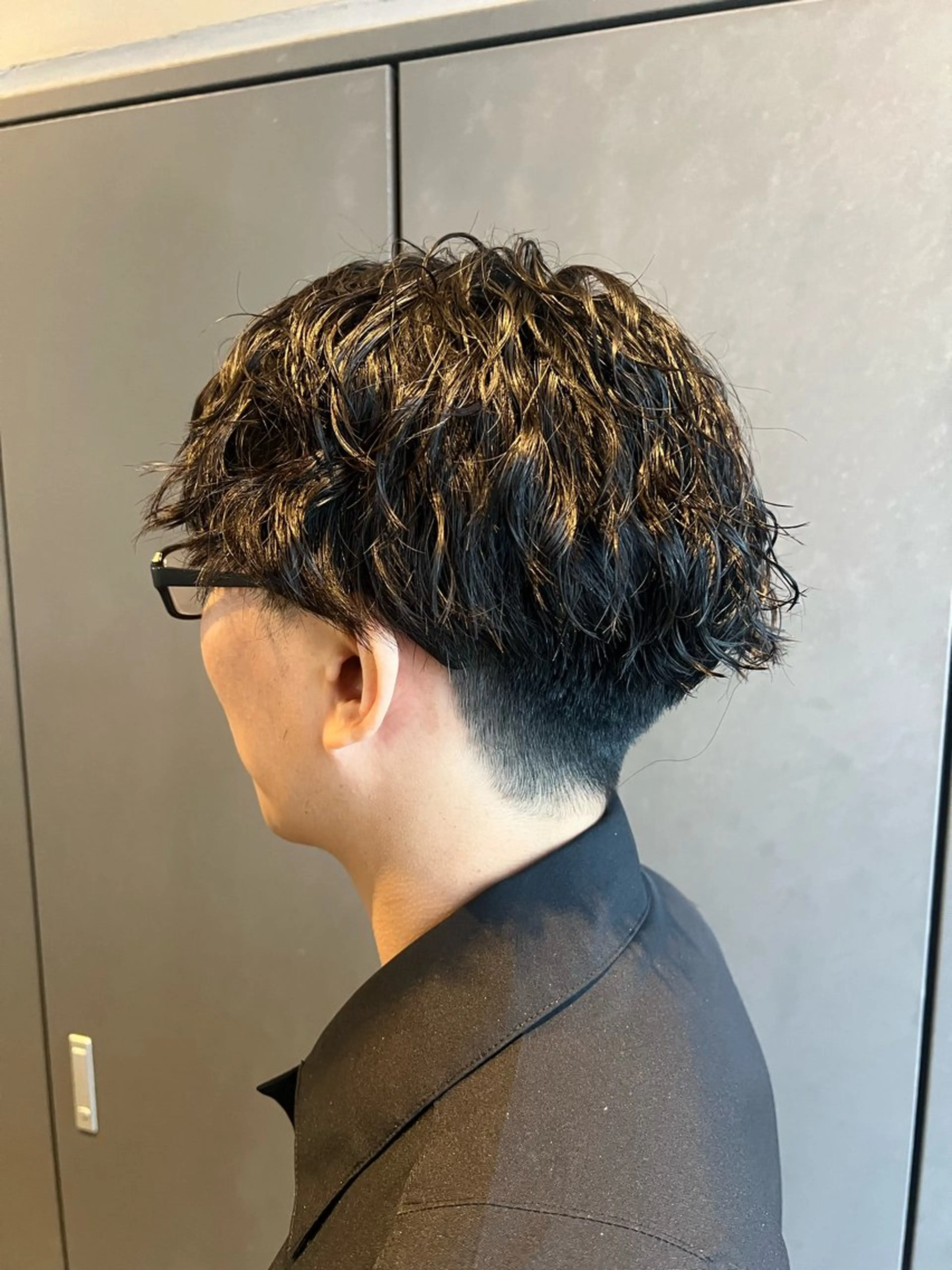 メンズ ダブルカラー寒色系 ボリューム改善ハヤトのヘアスタイル