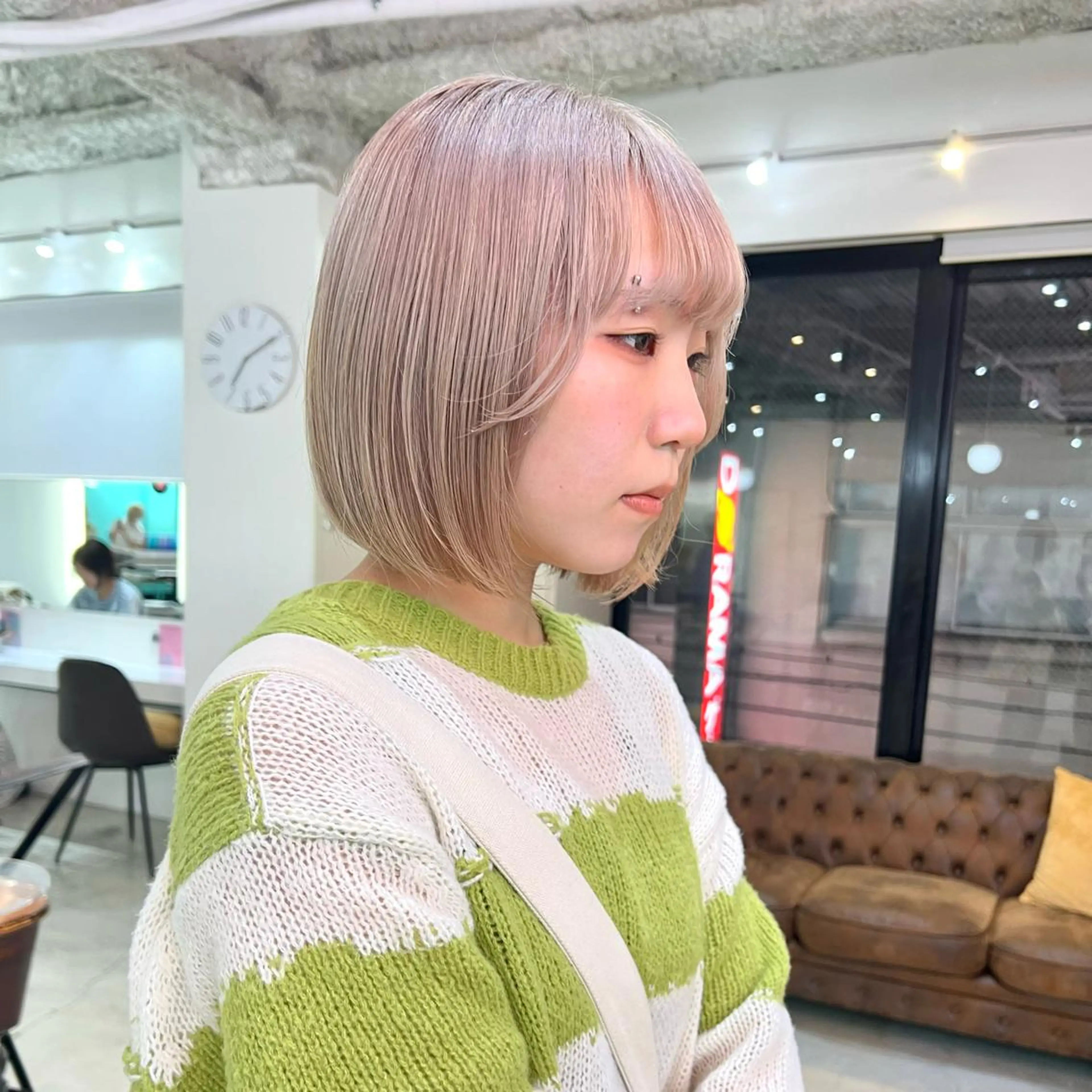 ショート カラー パーマ ヘアアレンジ メンズ キッズ ネイル マツエク・マツパ アイブロウ カット ヘアカラー 🧨ブリーチー×ボブ レイヤー💎じゅえるのヘアスタイル