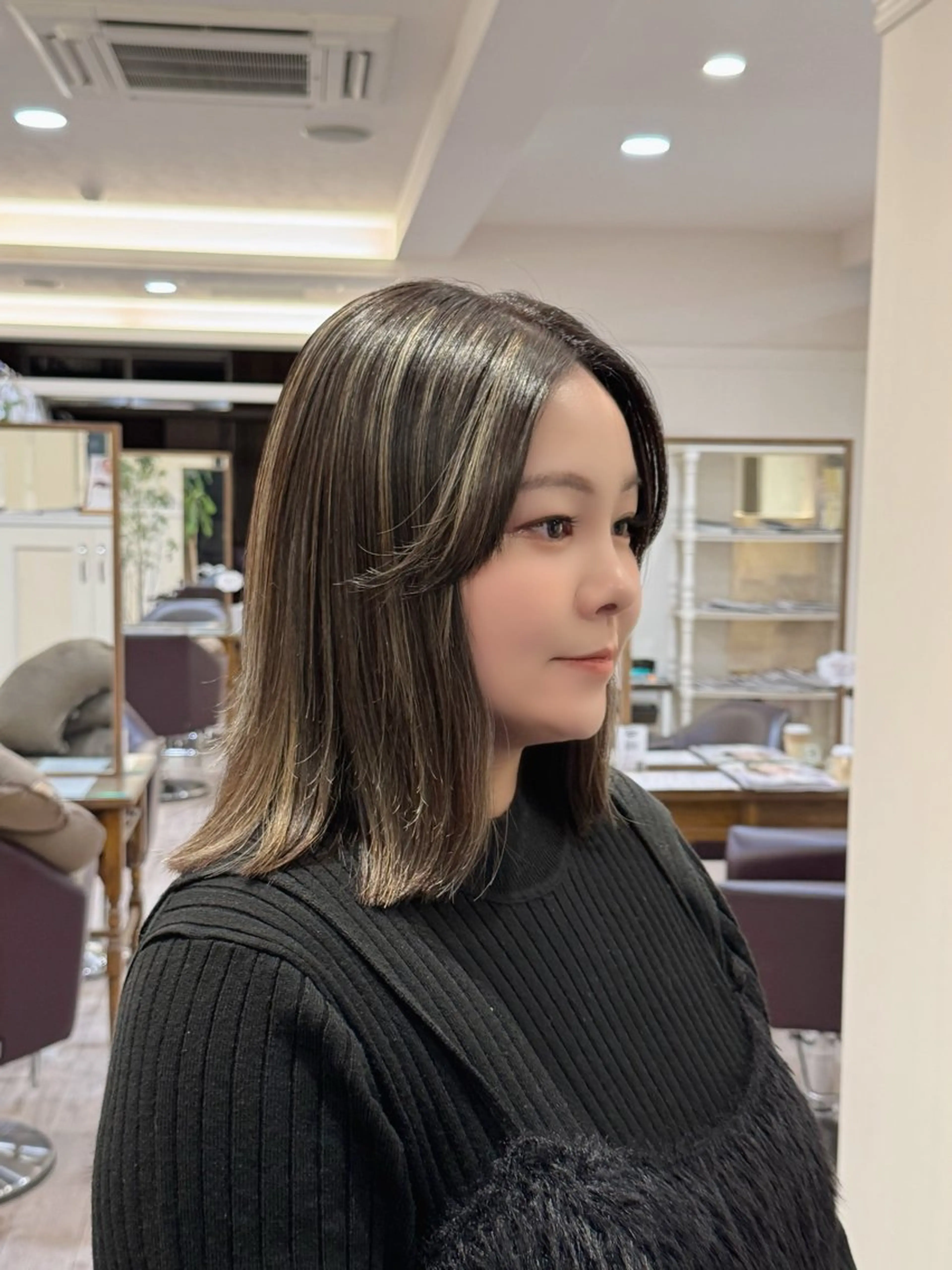 ミディアム ハイライト 外ハネヘア カット ヘアカラー 尾形 なつきのヘアスタイル