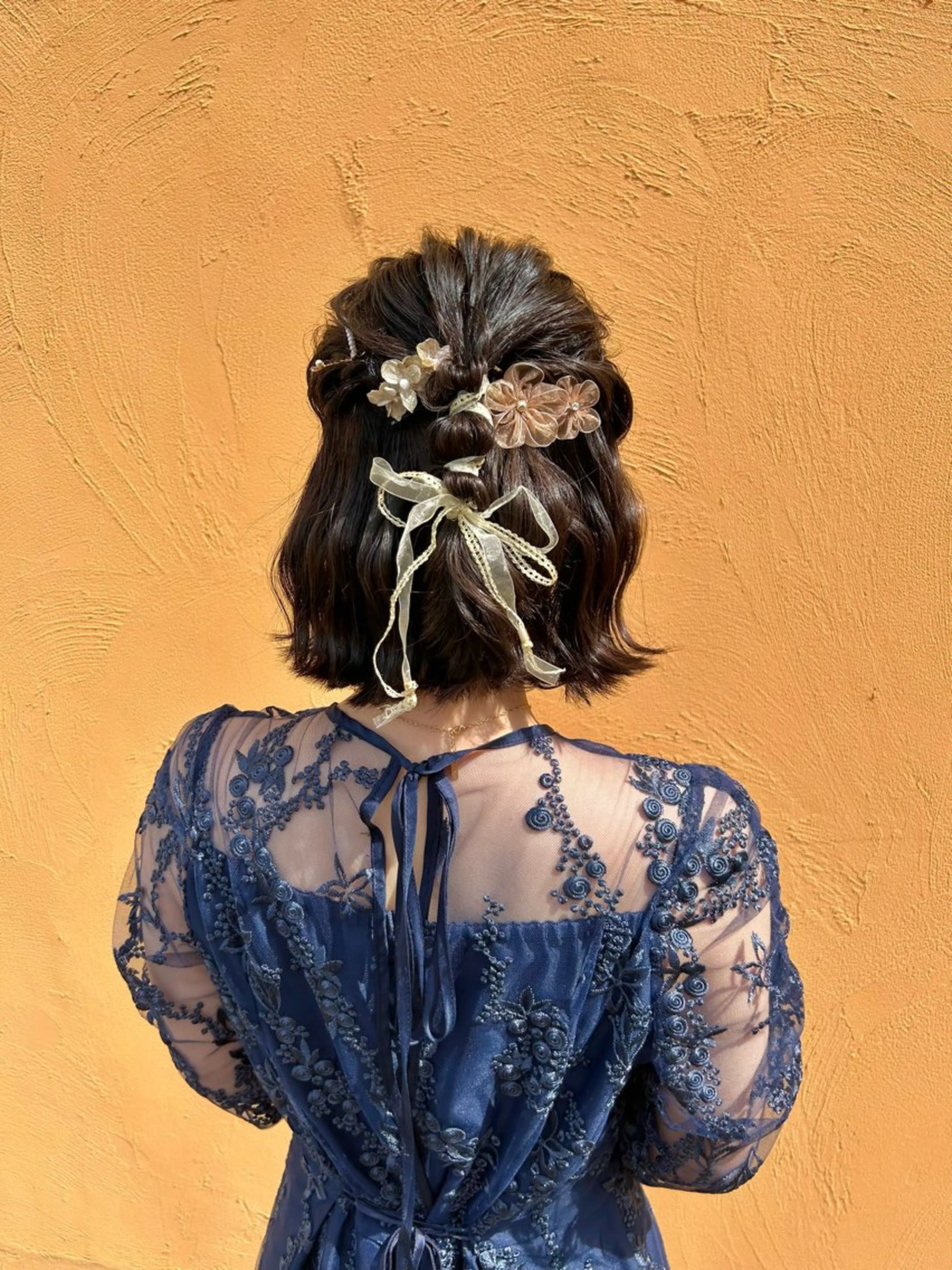 ミディアム ヘアアレンジ ハーフアップ 玉ねぎヘアー ライト写真場所属・タニモト ユイのヘアスタイル