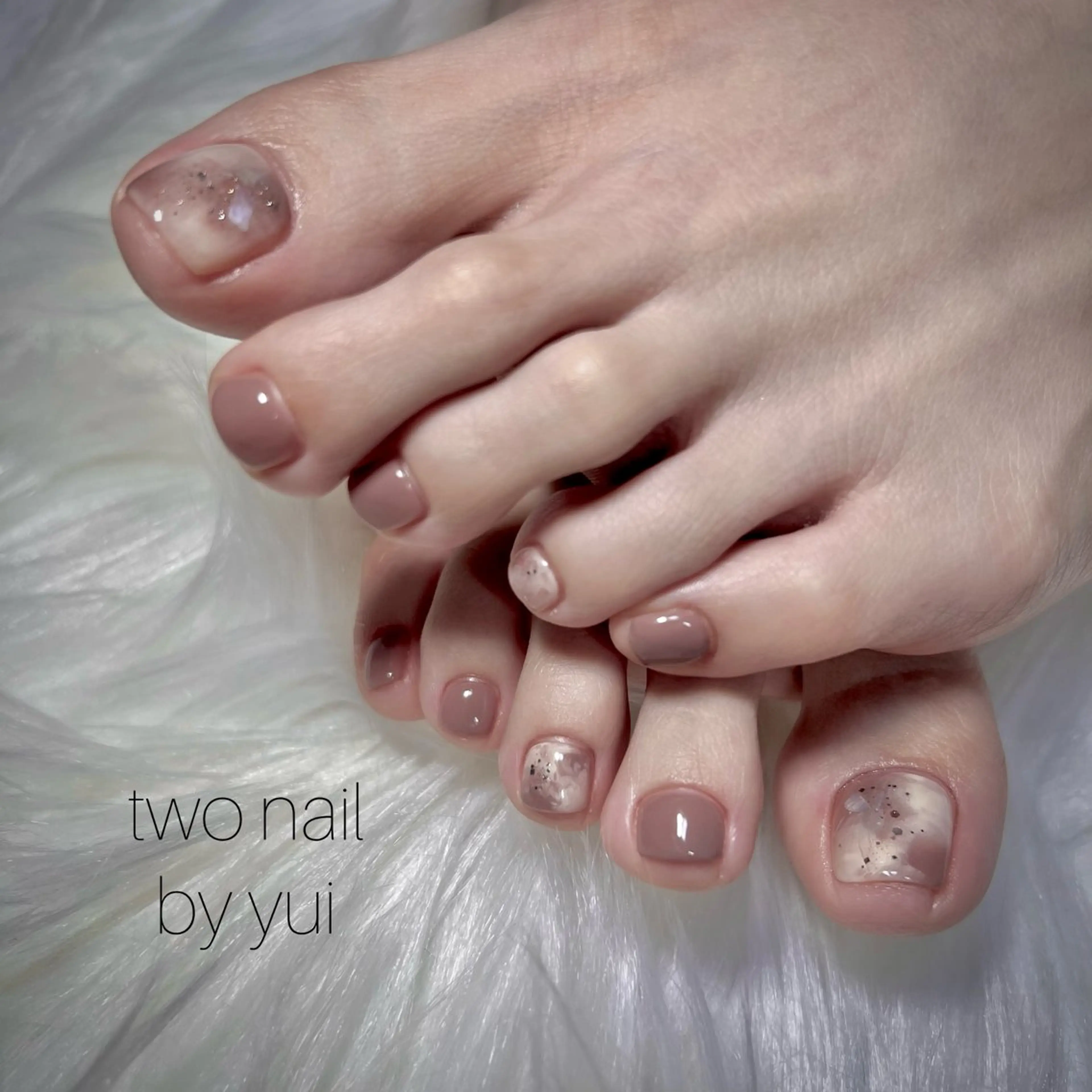 ネイル アートネイル ブラウン ネイルチップ ホワイト フットネイル two nailのネイルデザイン