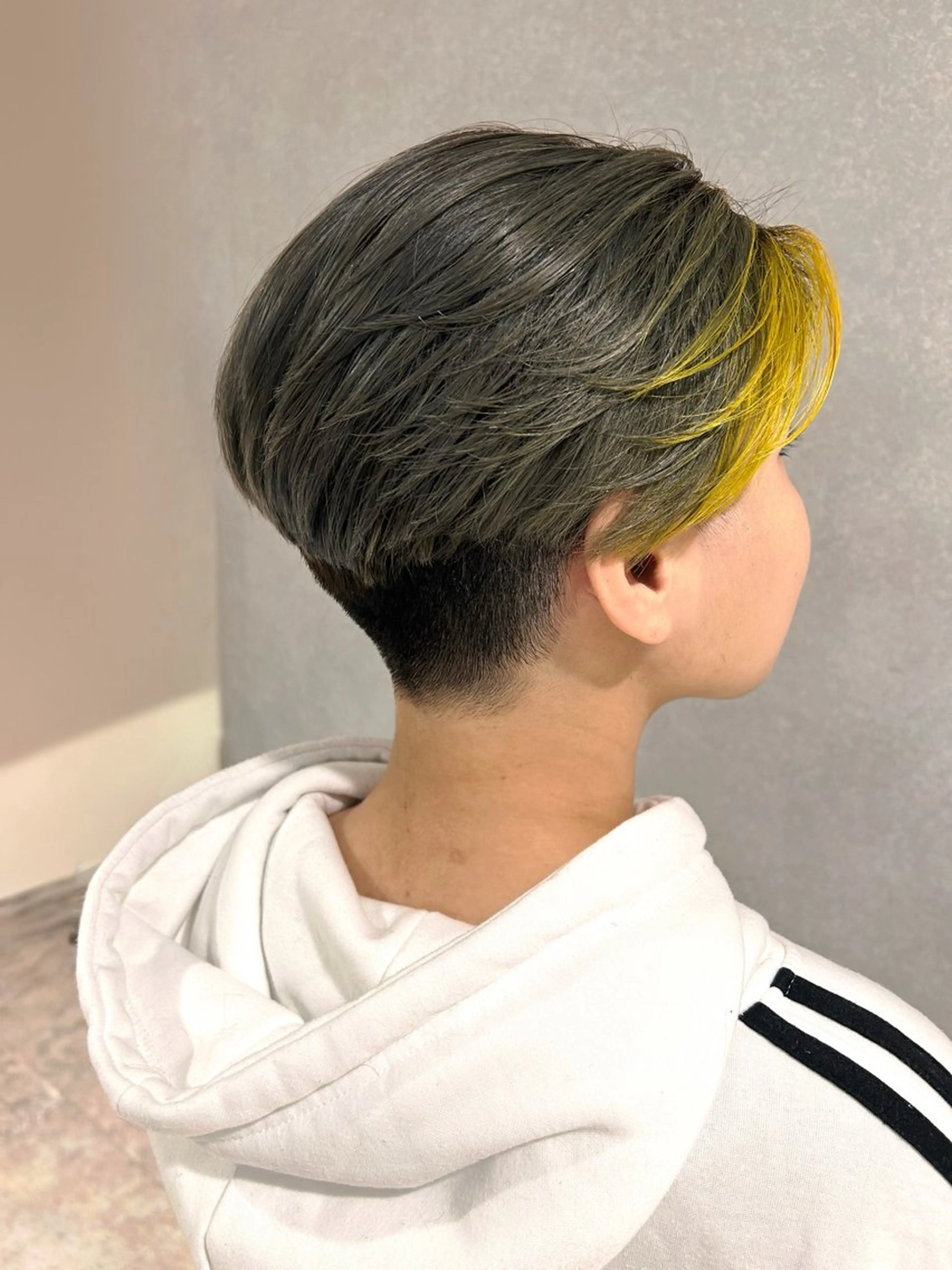 ショート ミストバング イエローカラー カット ヘアカラー 山田 守のヘアスタイル