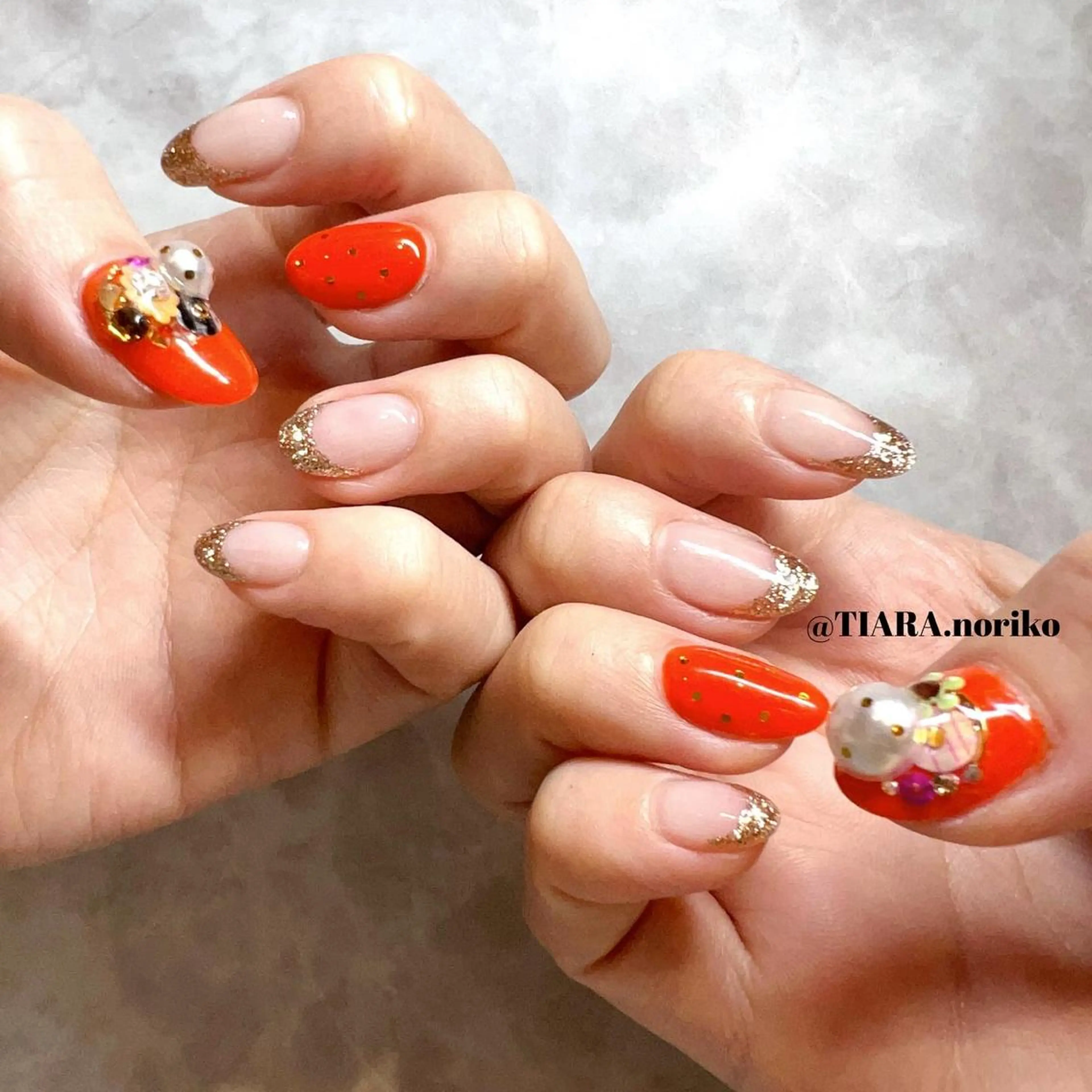 ミディアム カラー メンズ ネイル オレンジ アートネイル ドット フレンチネイル ガラスフレンチ TIARA所属・TIARA💅🏻 NORIKOのネイルデザイン