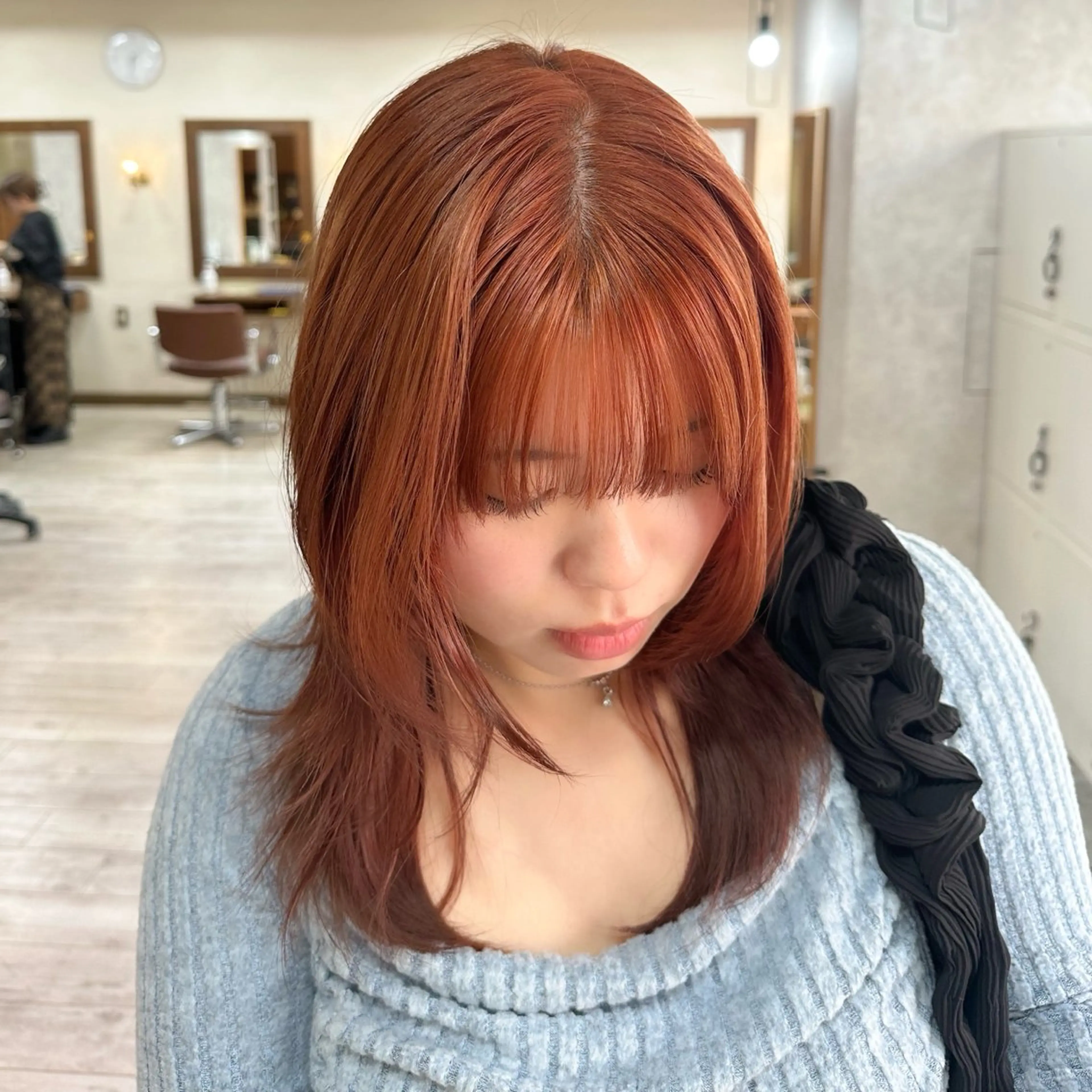 セミロング カラー ブリーチ オレンジ 高橋 みく/ minim 暖色のヘアスタイル